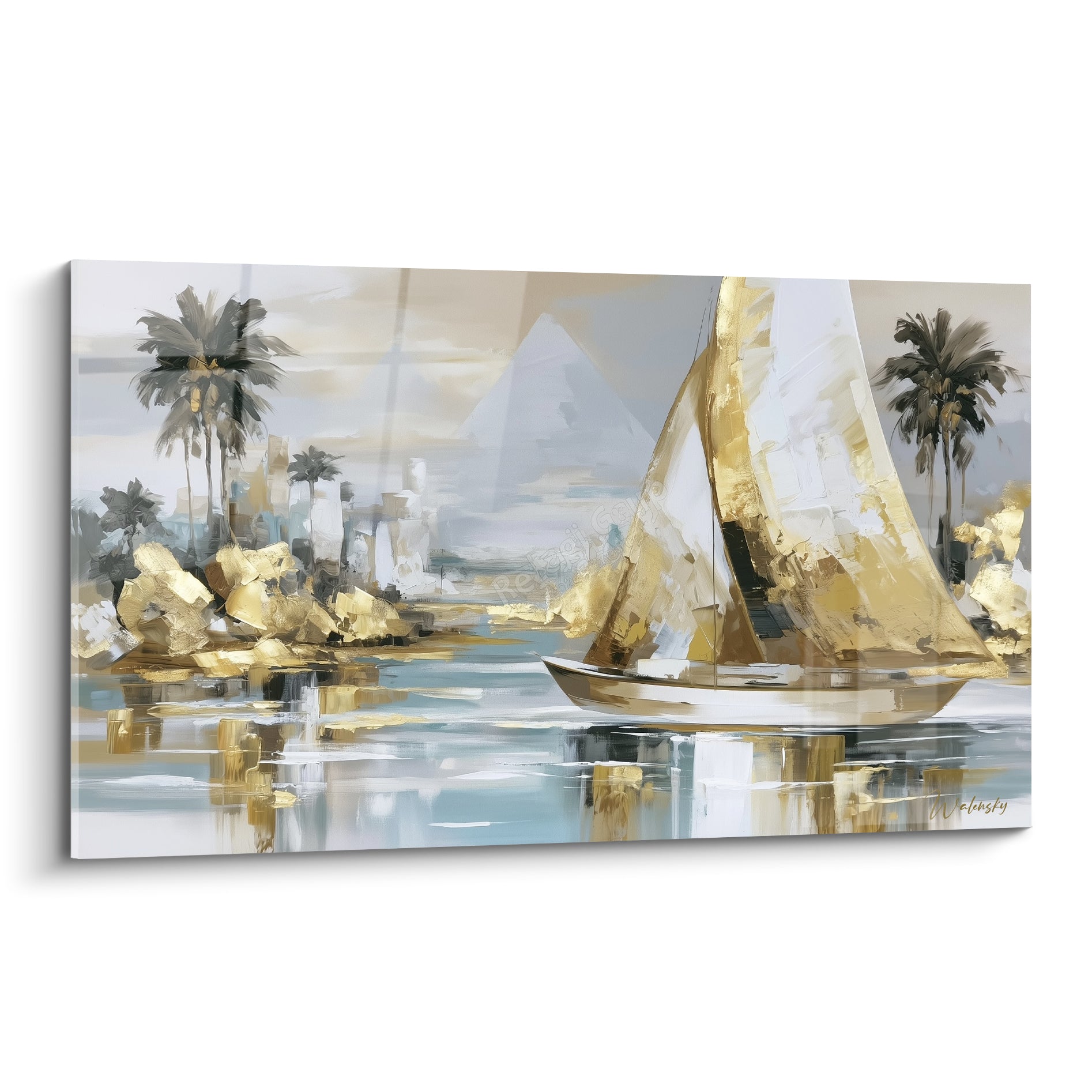 Felouque dorée aux voiles gonflées voguant sur le Nil face aux pyramides bleu gris