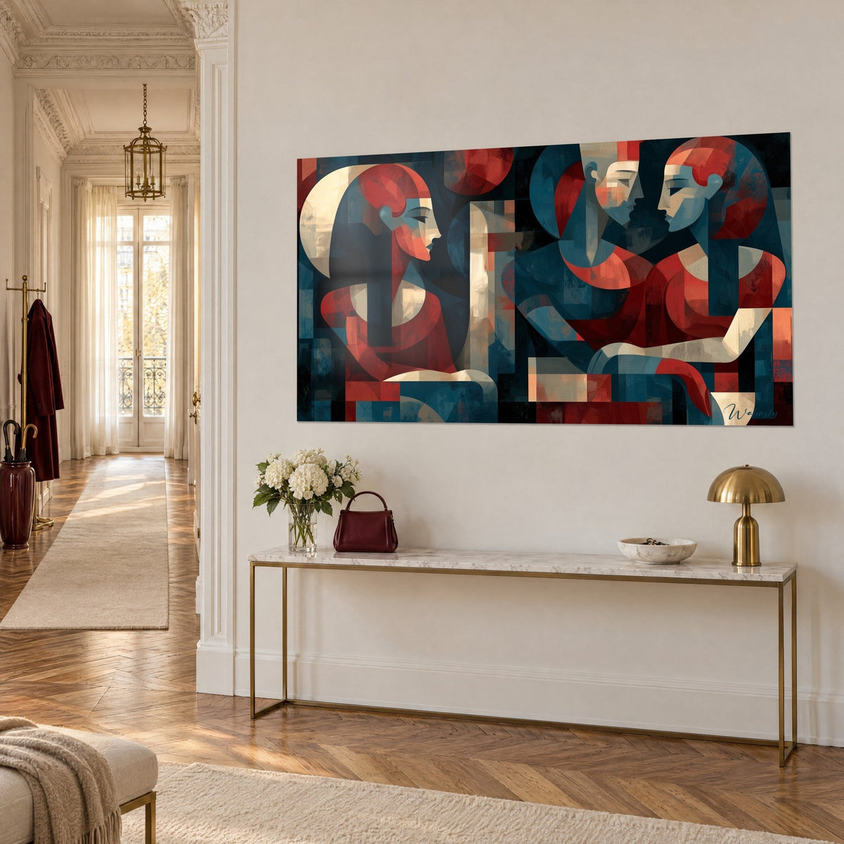 Cuadro diálogo de rostros estilizados al estilo egipcio, tonos planos azul petróleo y rojo coral, medialuna marfil, consola dorada, piso haussmanniano