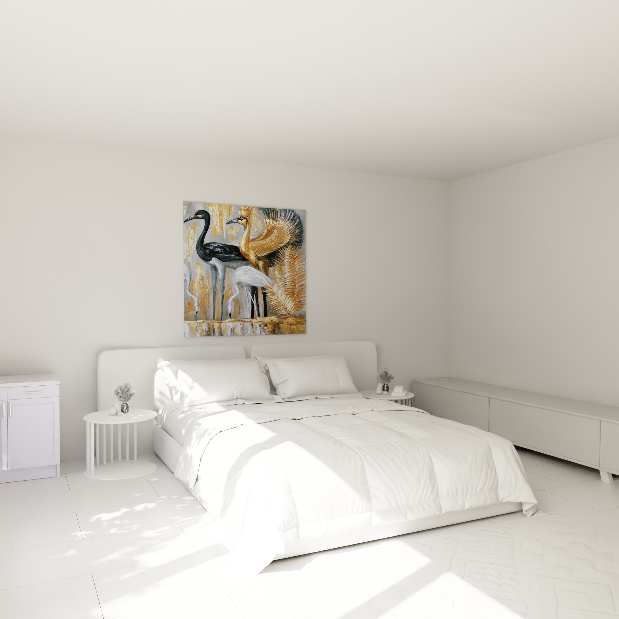 Flamants blancs et échassiers dorés accrochés au-dessus d'un lit dans une chambre claire
