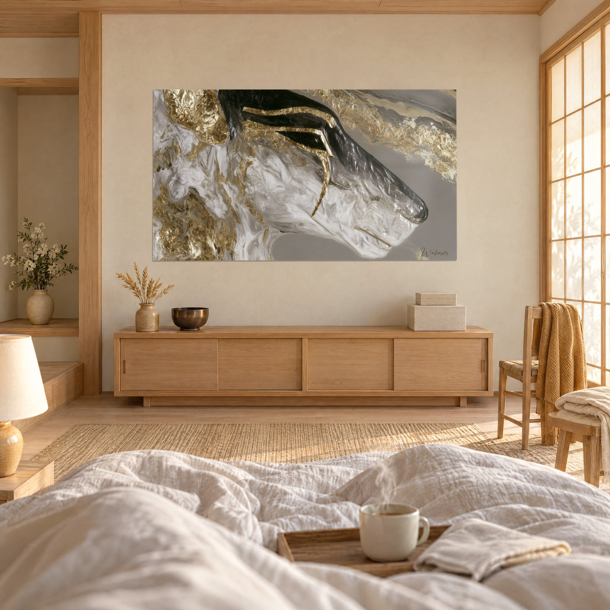 Tableau tête de gazelle aux cornes noires et lamelles d'or, fond gris perle, au-dessus d'un lit dans une chambre claire