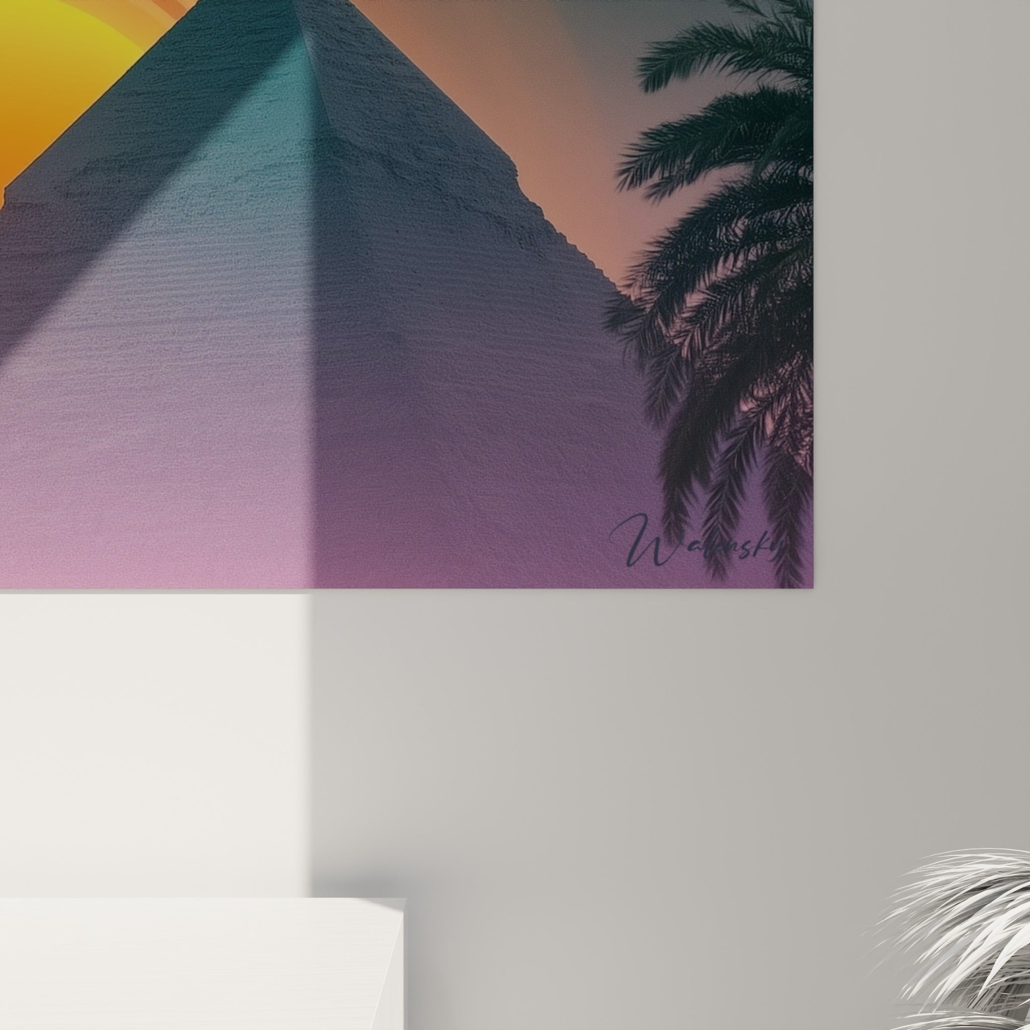 Grain de l'impression révélant les dégradés orangés et violets du soleil et des pyramides égyptiennes
