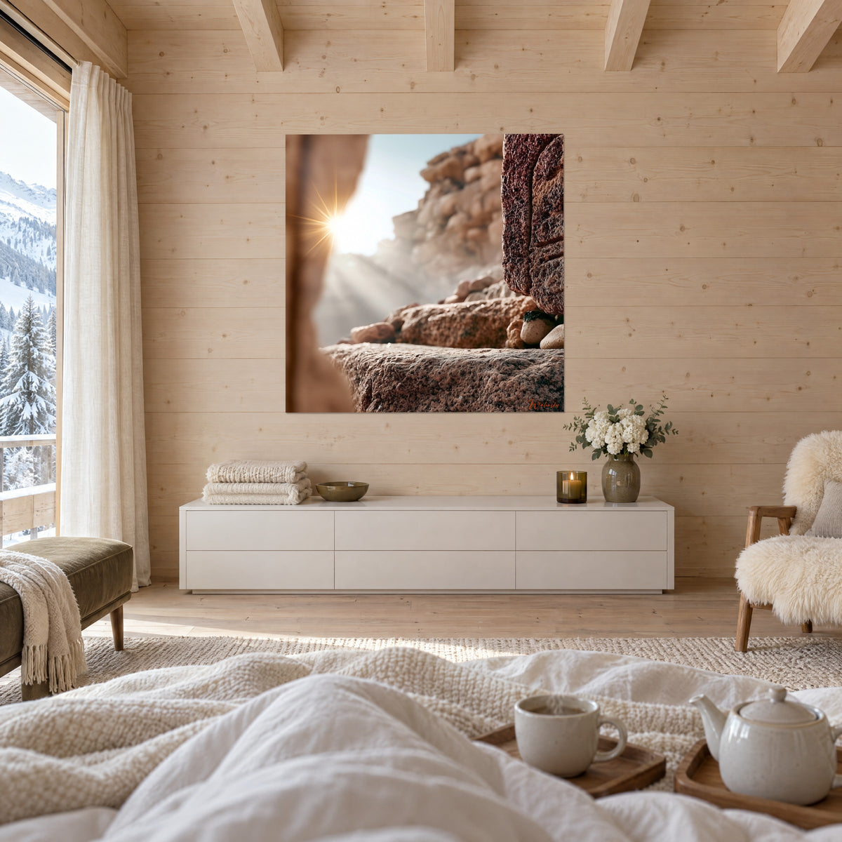 Gemälde eines Felsunterschlupfs in goldenem Sonnenlicht, braunes Gestein und blasser Himmel, vom weißen Bett aus gesehen, über einem Bett in einem hellen Schlafzimmer