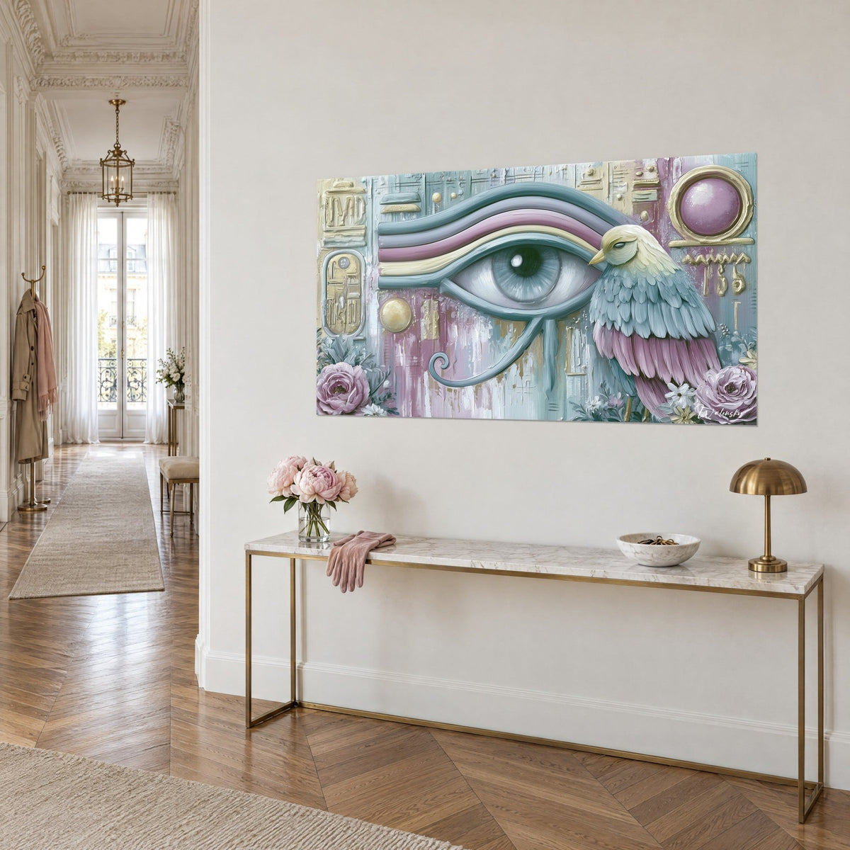 Schilderij Egyptische godheid met grijsblauwe iris, gouden cartouche en mauve pioenroos, hangend boven een gouden console in de Haussmann-stijl hal