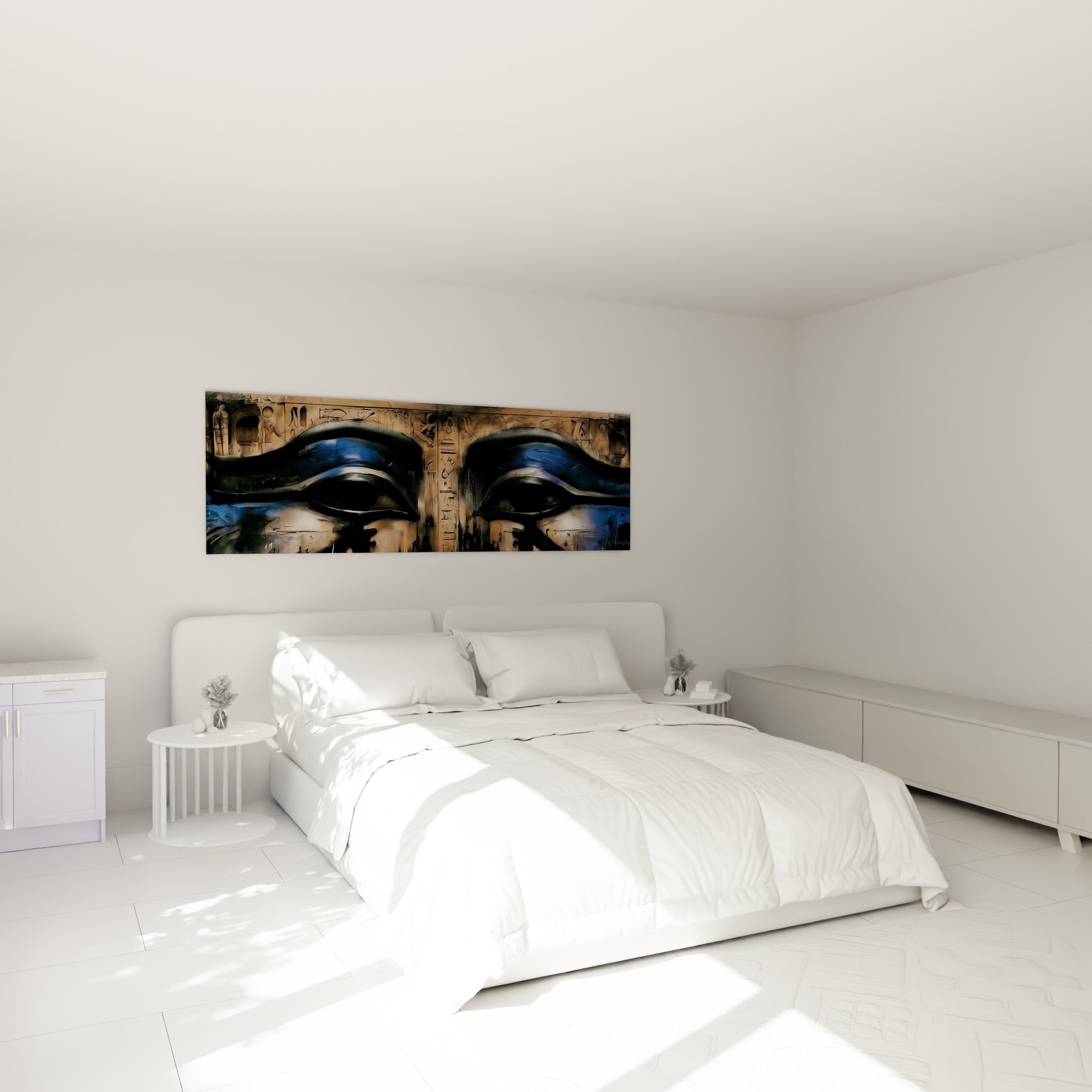 Regard d'Horus bleu marine et doré peint au-dessus d'un lit dans une chambre claire
