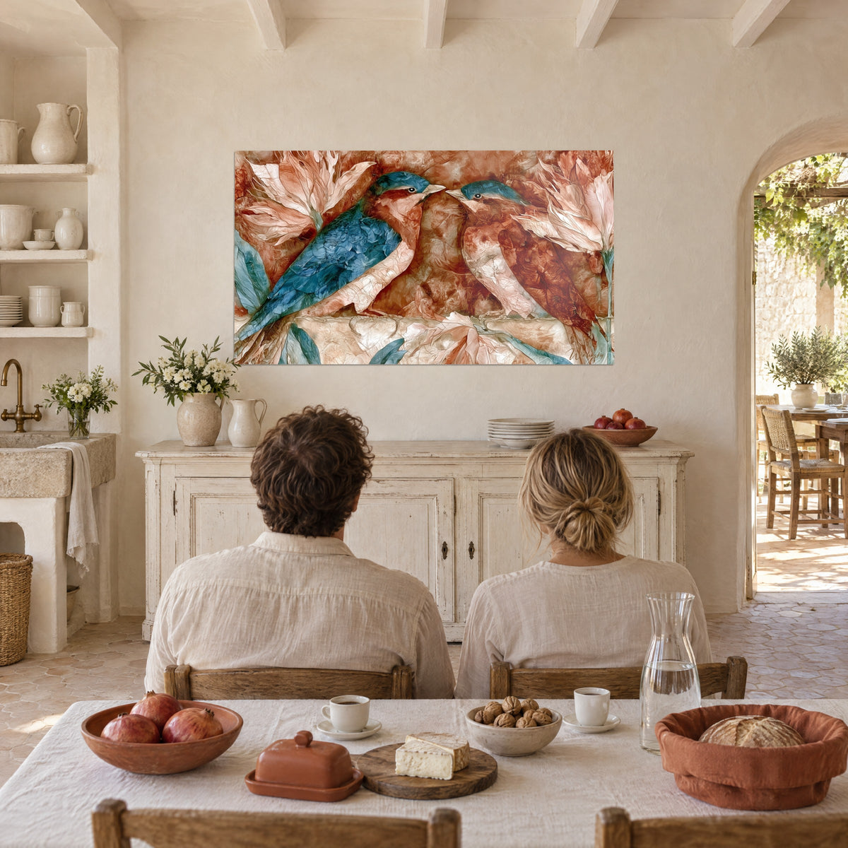 Tableau oiseaux becs face à face, plumage bleu profond et brique, pétales nacrés, mur chaulé, couple de dos au salon