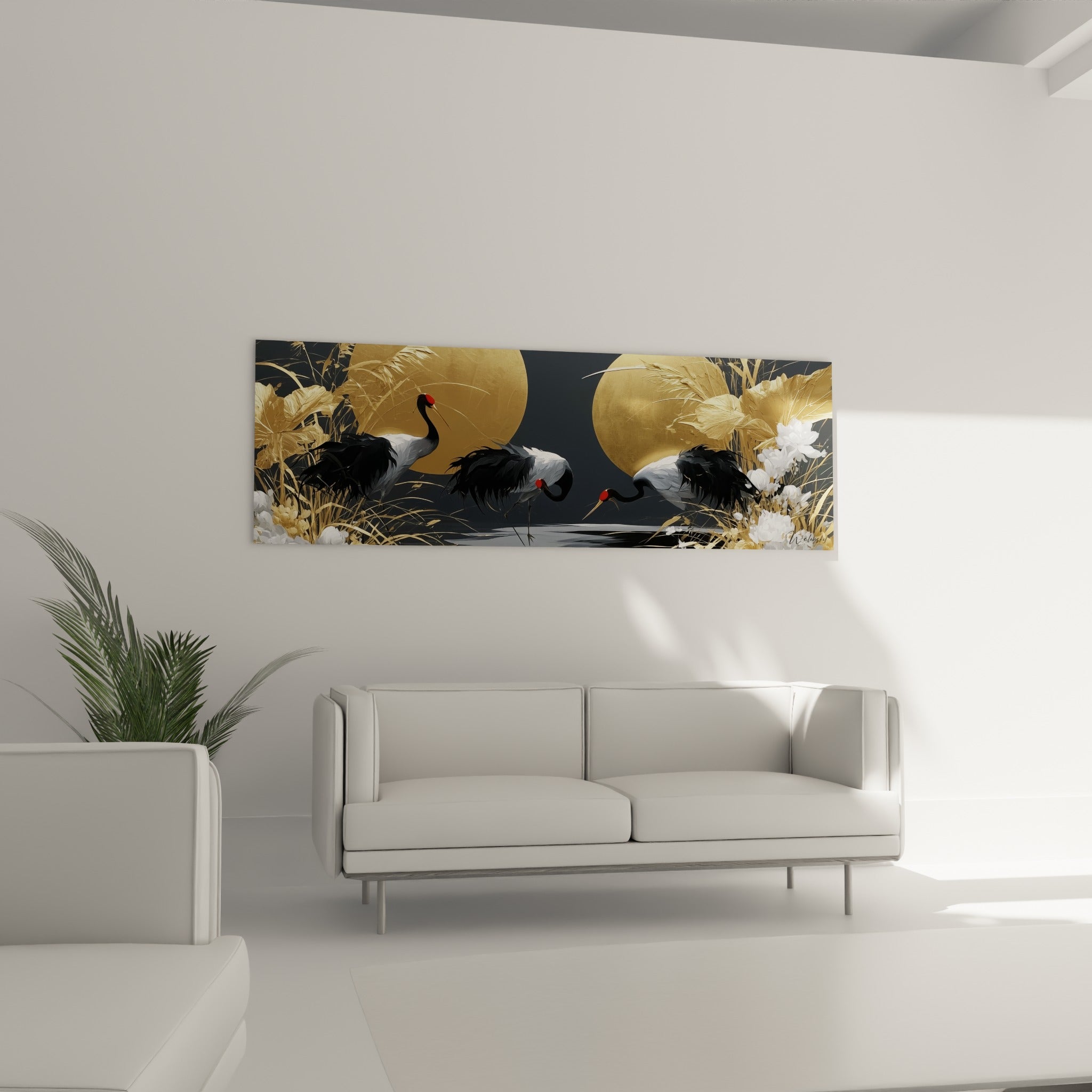 Silhouettes de grues égypte dorées et noires, fleurs de lotus blanches, au-dessus d'un canapé dans un salon lumineux