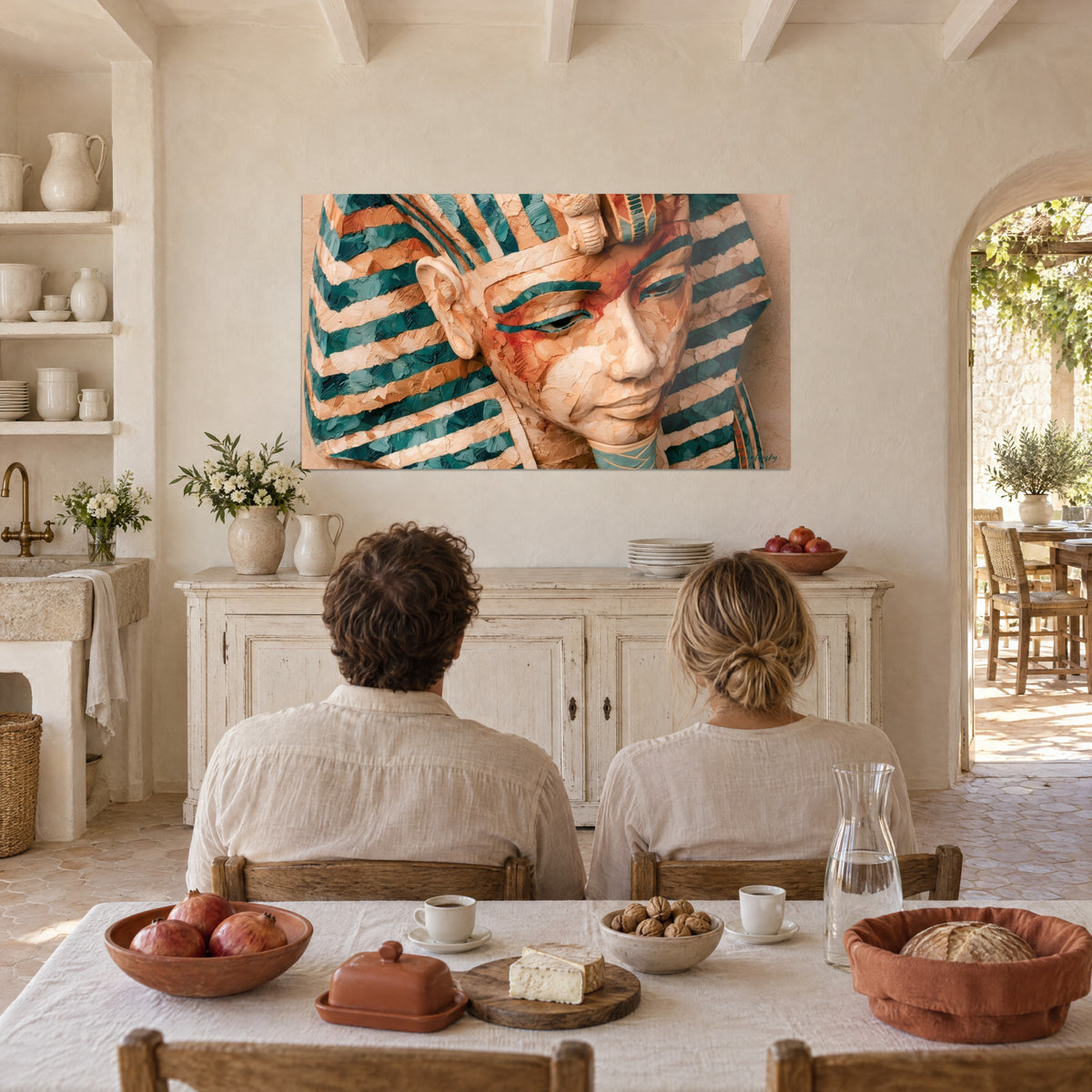 Tableau roi d'Égypte sculpté à la spatule, coiffe rayée turquoise et orange, nez lisse et crème, face à un couple de dos