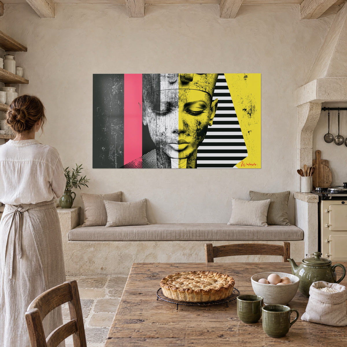 Cuadro máscara antigua dividida en amarillo y gris, rayas negras y blancas, banda rosa, pared beige, cocina rústica y tarta de huevo