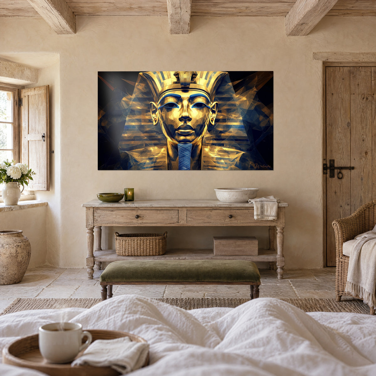 Tableau Toutânkhamon en reflets d'or et de bleu nuit, barbe tressée bleue, nemes rayé, au-dessus d'un lit dans une chambre claire