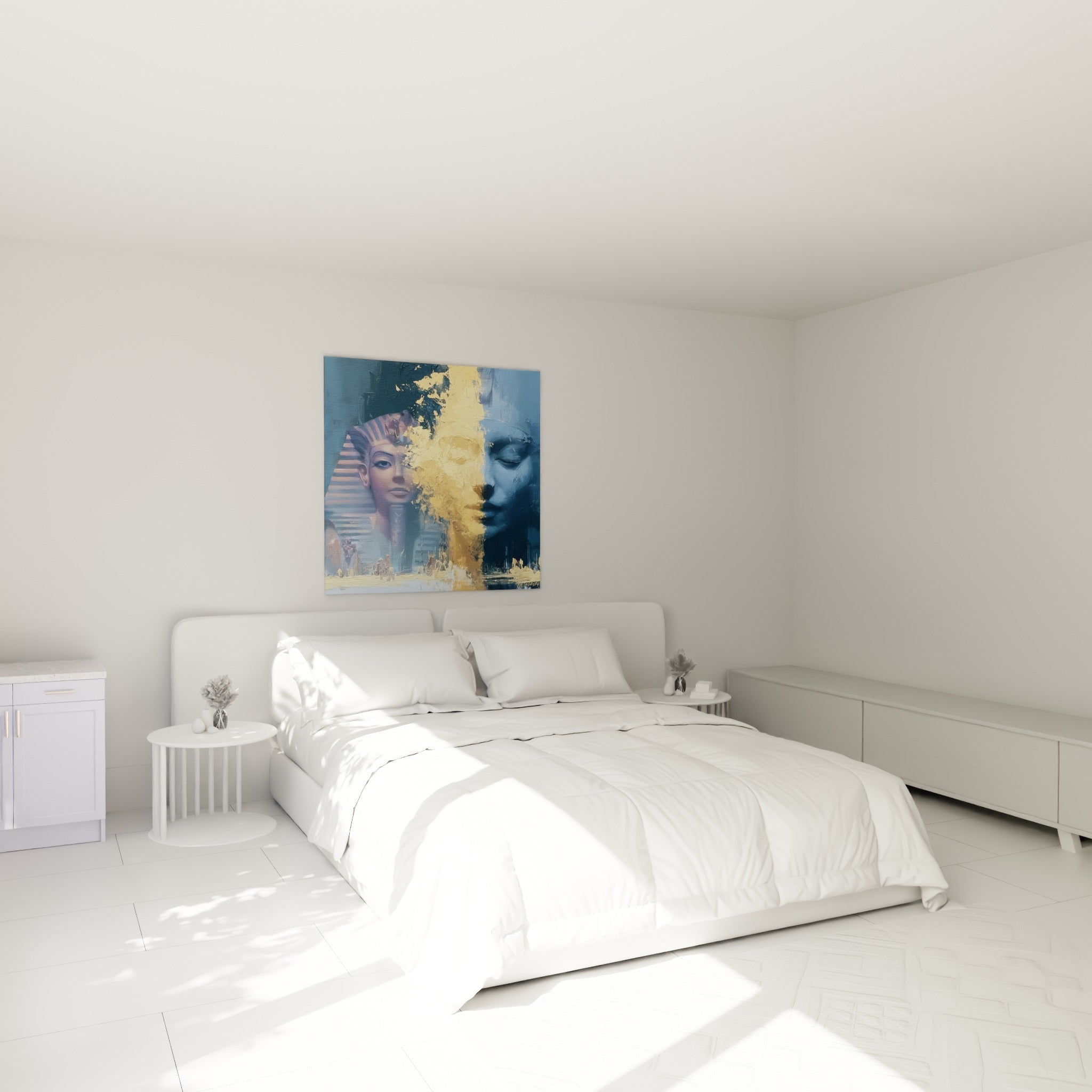 Masque égyptien doré et bleu nuit accroché au-dessus d'un lit dans une chambre claire et épurée
