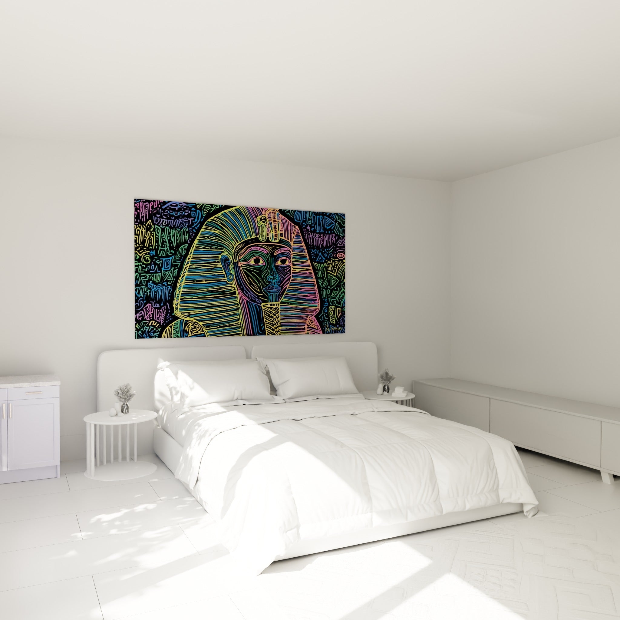 Masque royal égyptien en tons fluorescents verts et roses, accroché au-dessus d'un lit dans une chambre claire