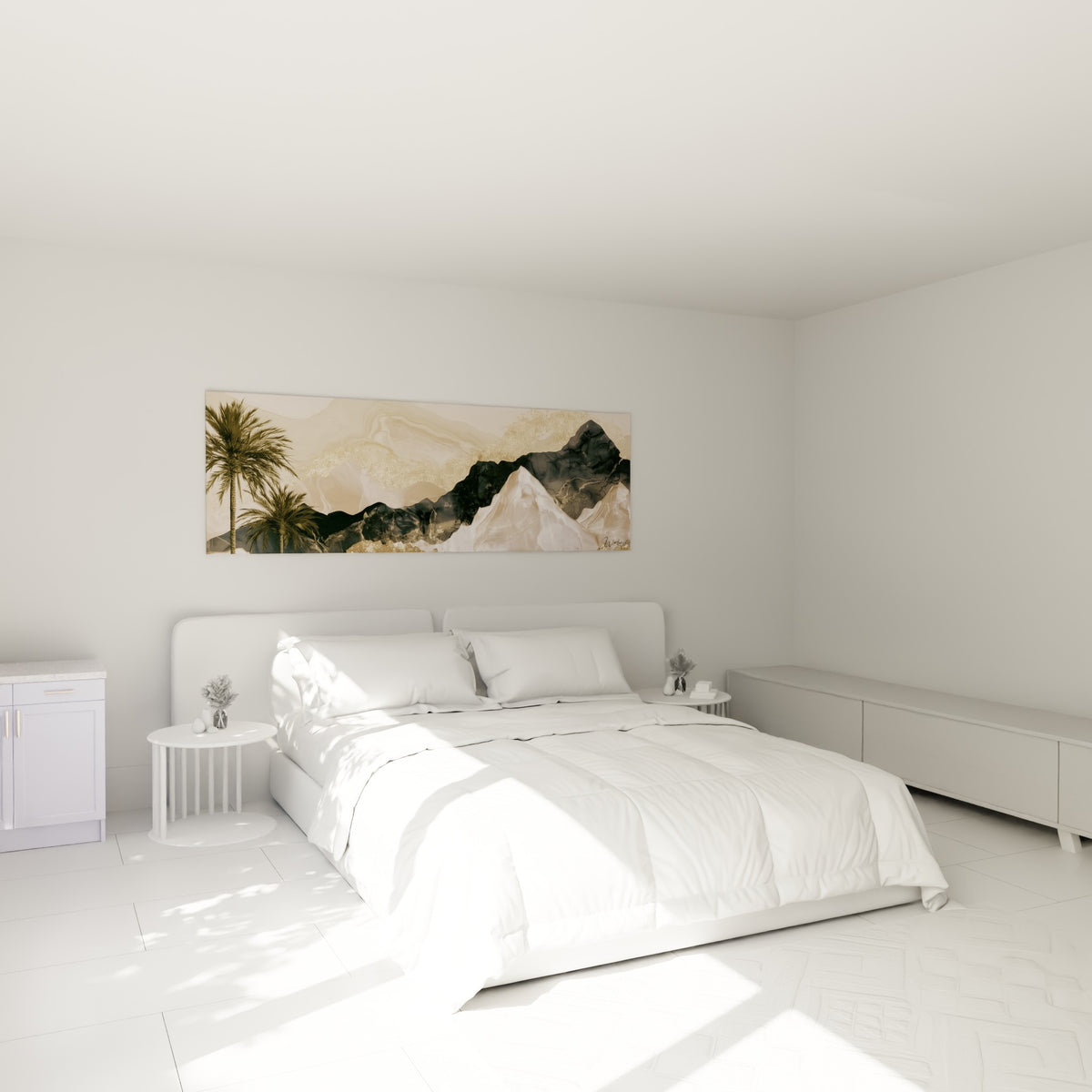 Montagnes dorées et palmiers verts au-dessus d'un lit dans une chambre claire et épurée