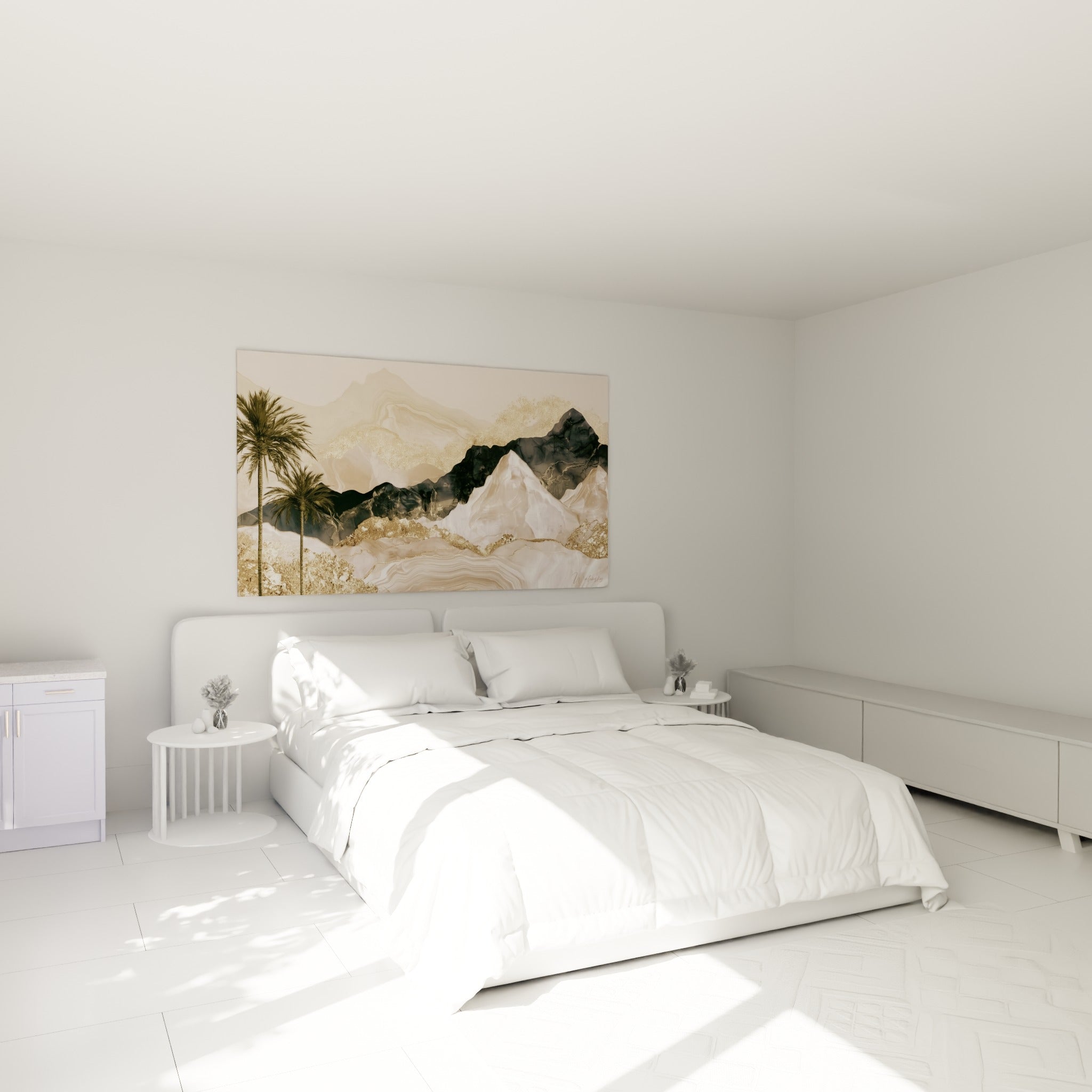 Palmiers et sommets beige et or se déploient au-dessus d'un lit dans une chambre claire