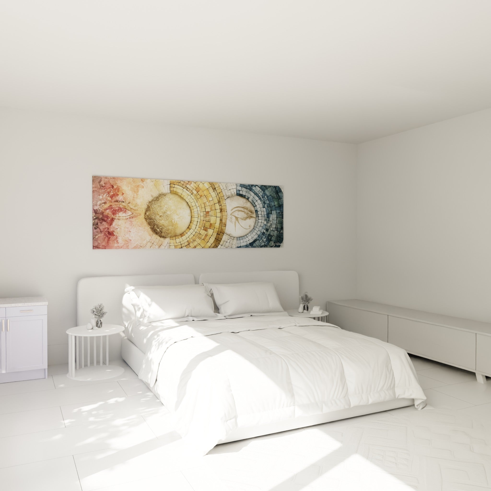 Symbole égyptien doré et terracotta accroché au-dessus d'un lit dans une chambre claire
