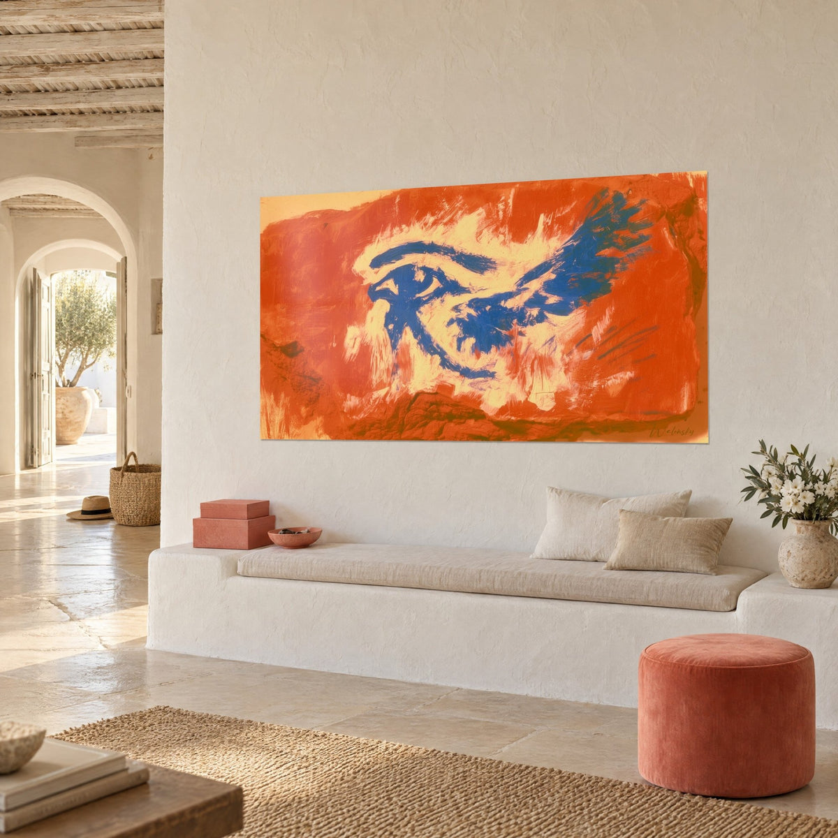 Gemälde geflügeltes Augen-Hieroglyphe mit cremefarbenen und leuchtend orangen Pinselstrichen, weiße Wand eines mediterranen Hauses