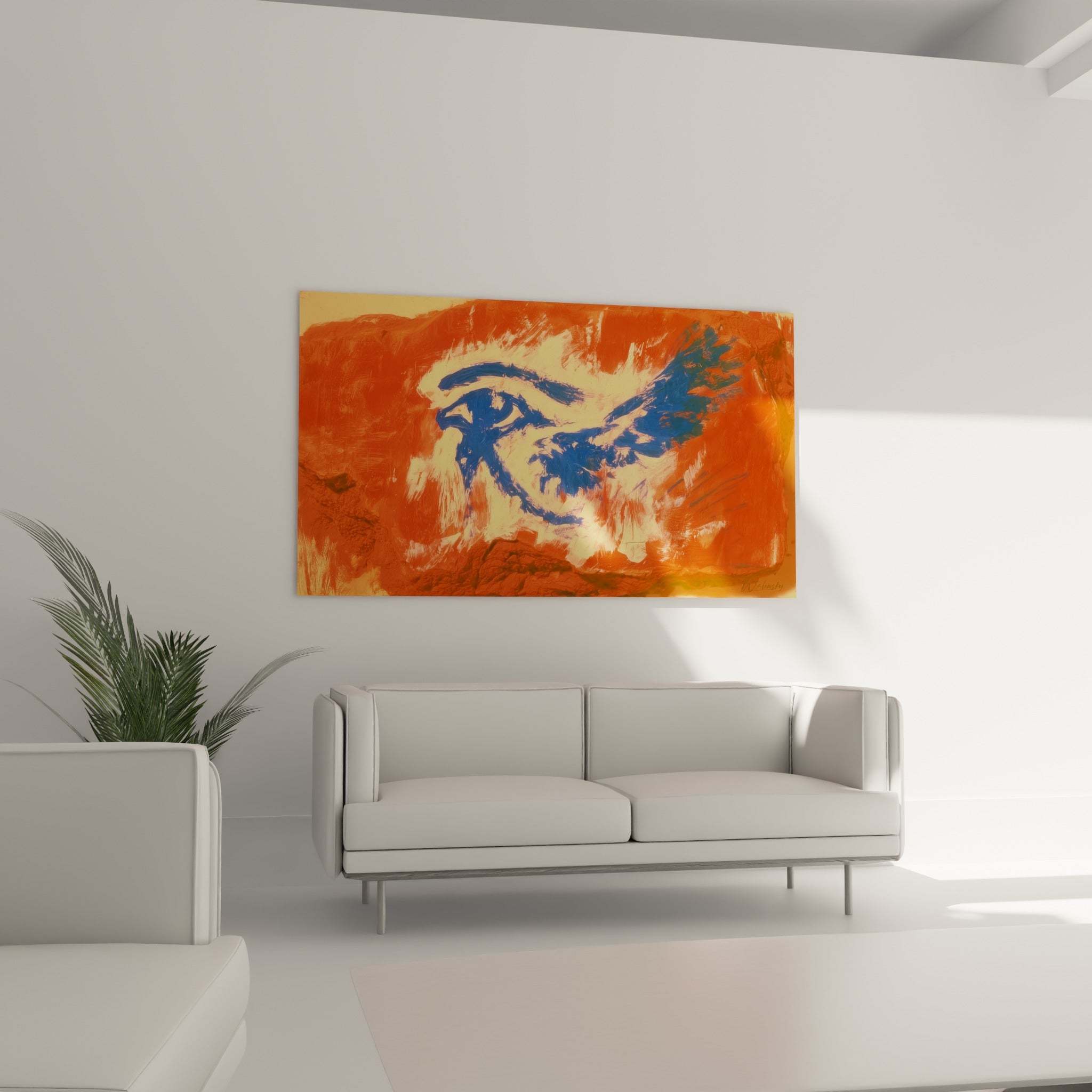 Motif ailé bleu profond sur fond fauve au-dessus d'un canapé dans un salon lumineux