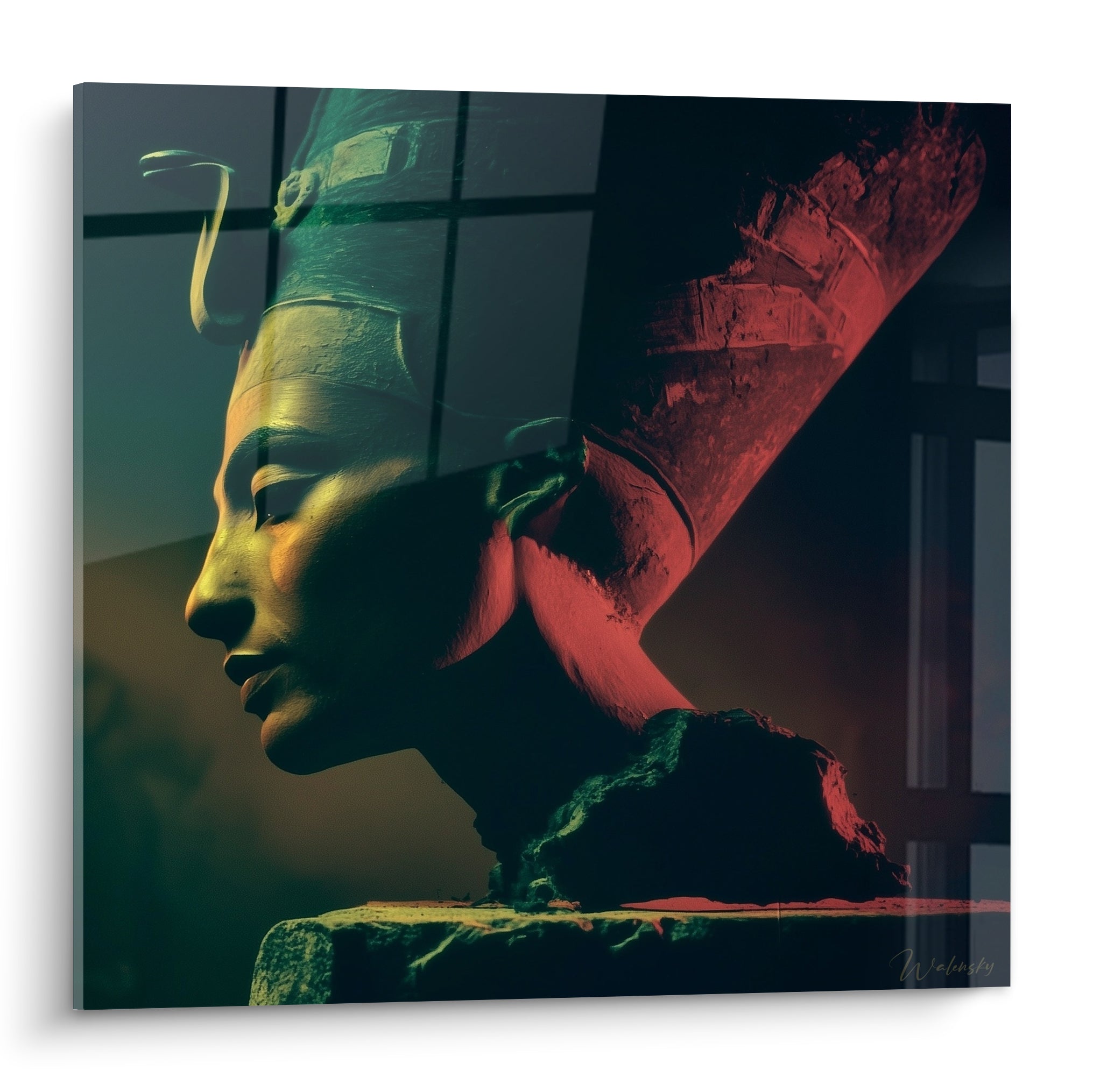 Néfertiti au profil doré, coiffe rouge terracotta et vert émeraude, texture pierreuse sculptée