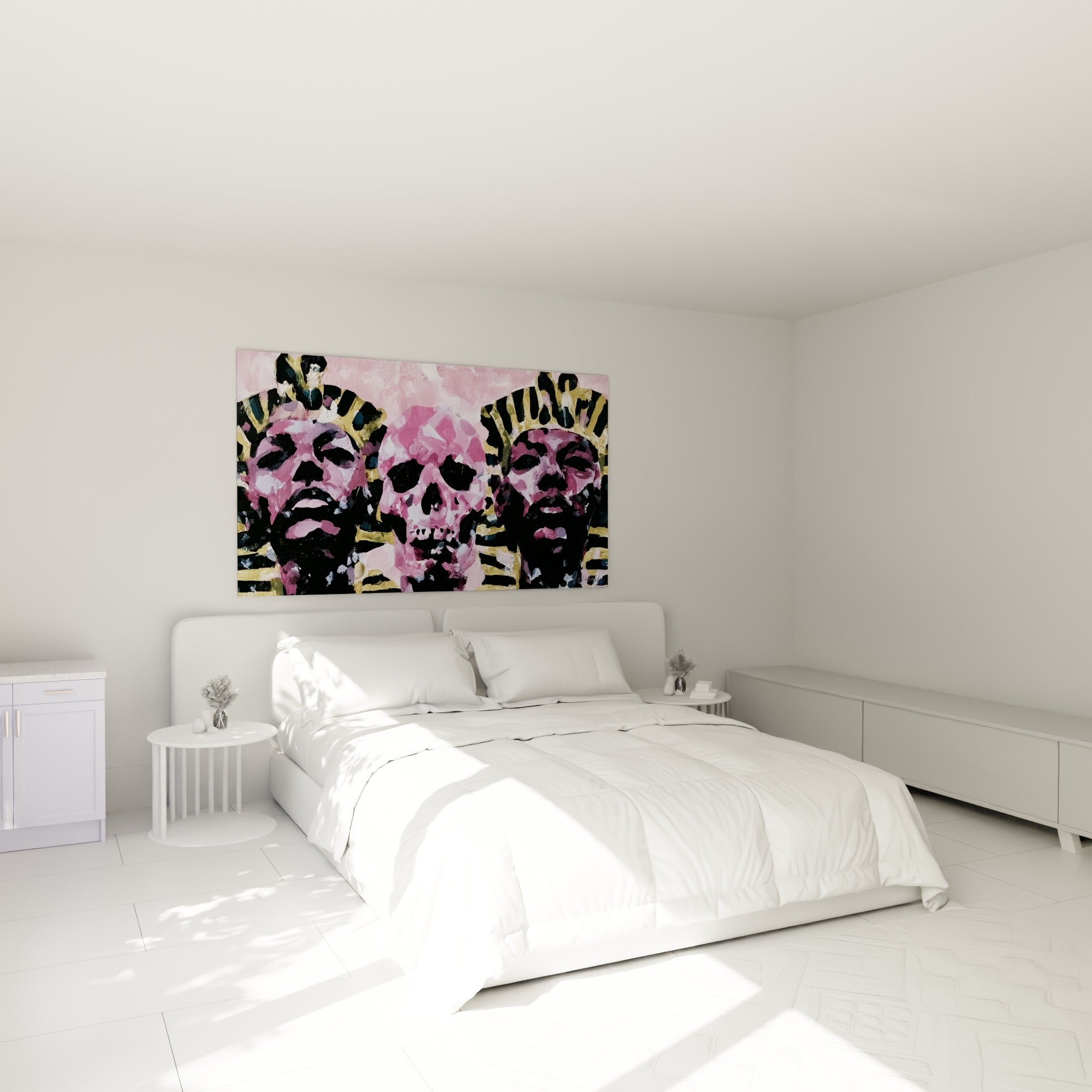 Coiffes de pharaon roses et dorées surplombant un crâne, au-dessus d'un lit dans une chambre claire