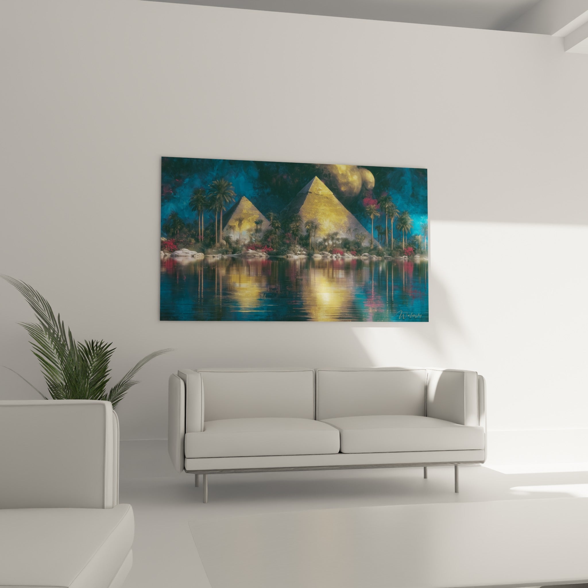 Rivage égyptien bleu et doré avec pyramides illuminées, au-dessus d'un canapé dans un salon lumineux