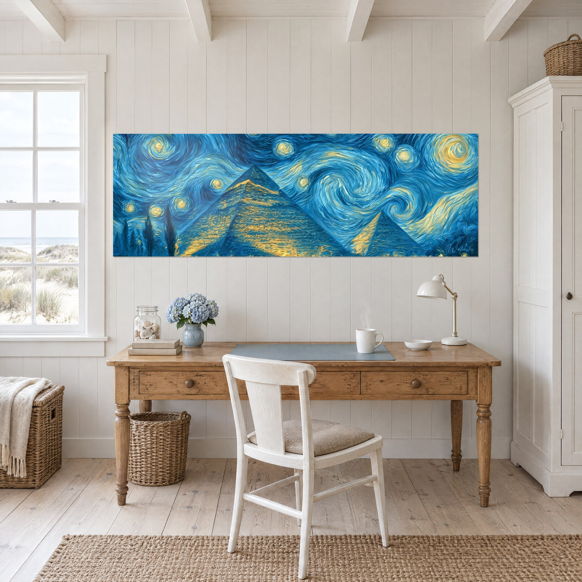 Cuadro triángulos de piedra dorados bajo volutas de azur y ocre, pared blanca sobre un escritorio de madera, silla blanca