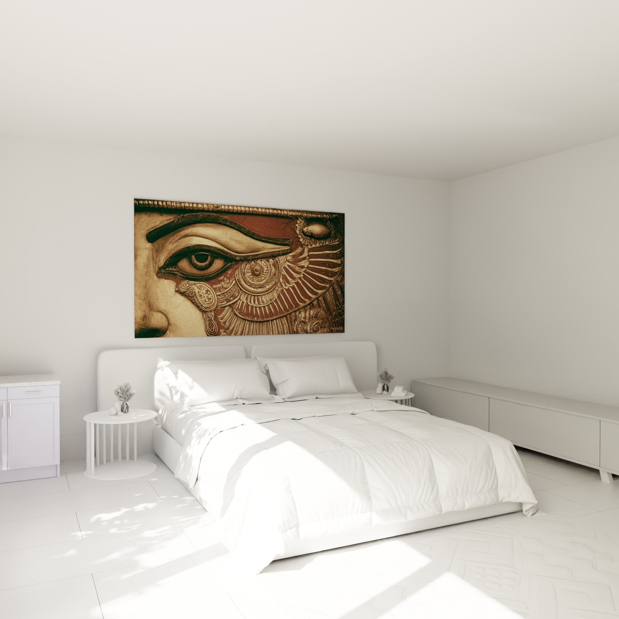Regard doré de l'œil d'Horus brun ocre au-dessus d'un lit dans une chambre claire