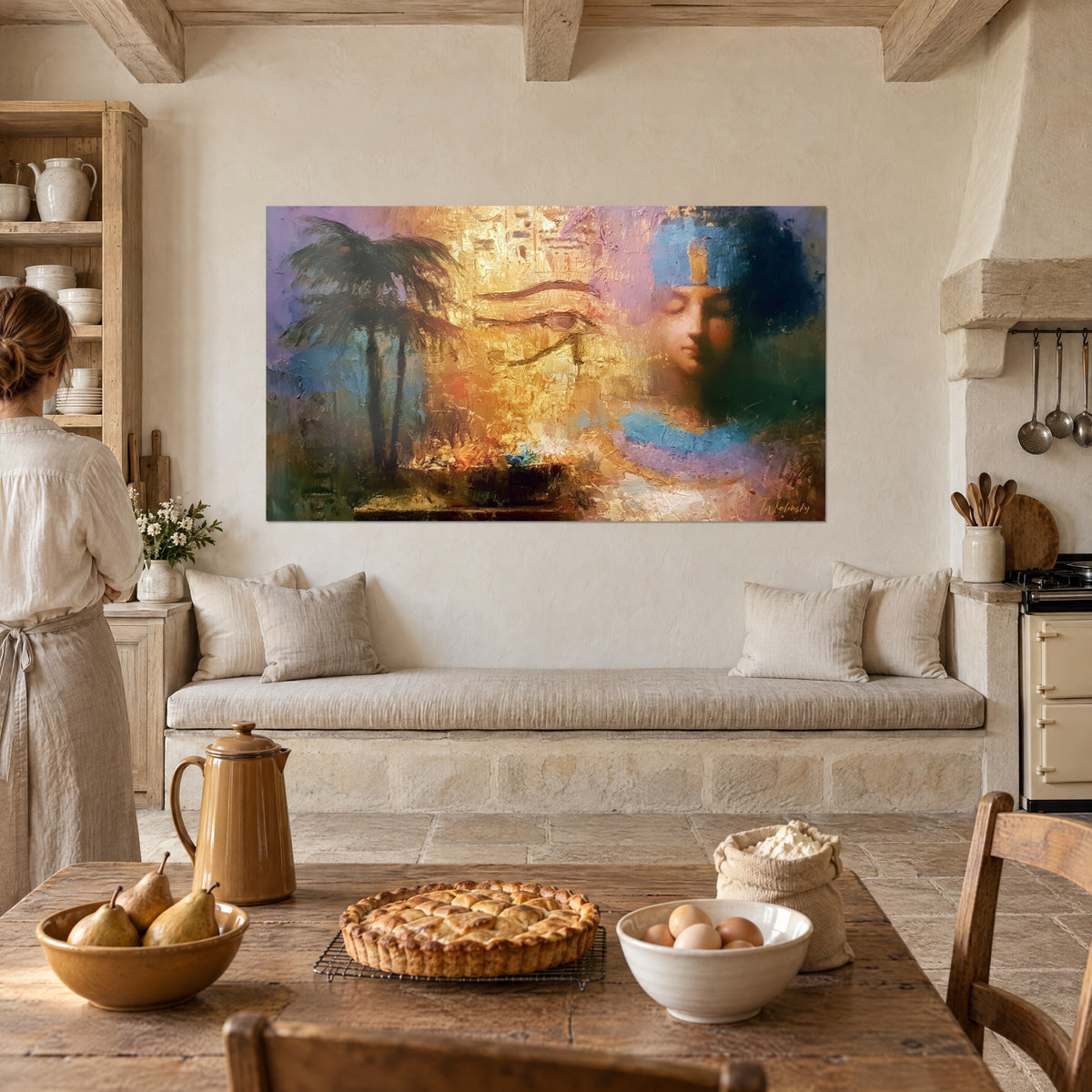 Quadro memoria egizia in pasta spessa ocra e lilla, palme scure, occhio sacro dorato, in una cucina di campagna in pietra