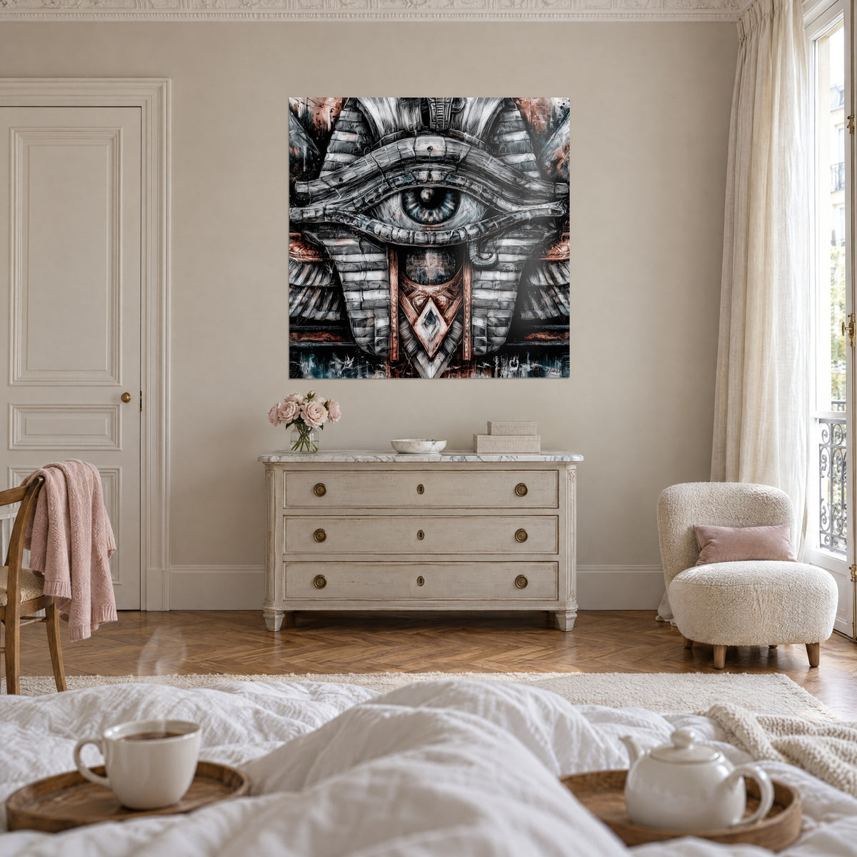 Cuadro faraón con mirada fija, tocado a rayas gris y cobre, frente a una cama blanca y una taza, en un dormitorio luminoso