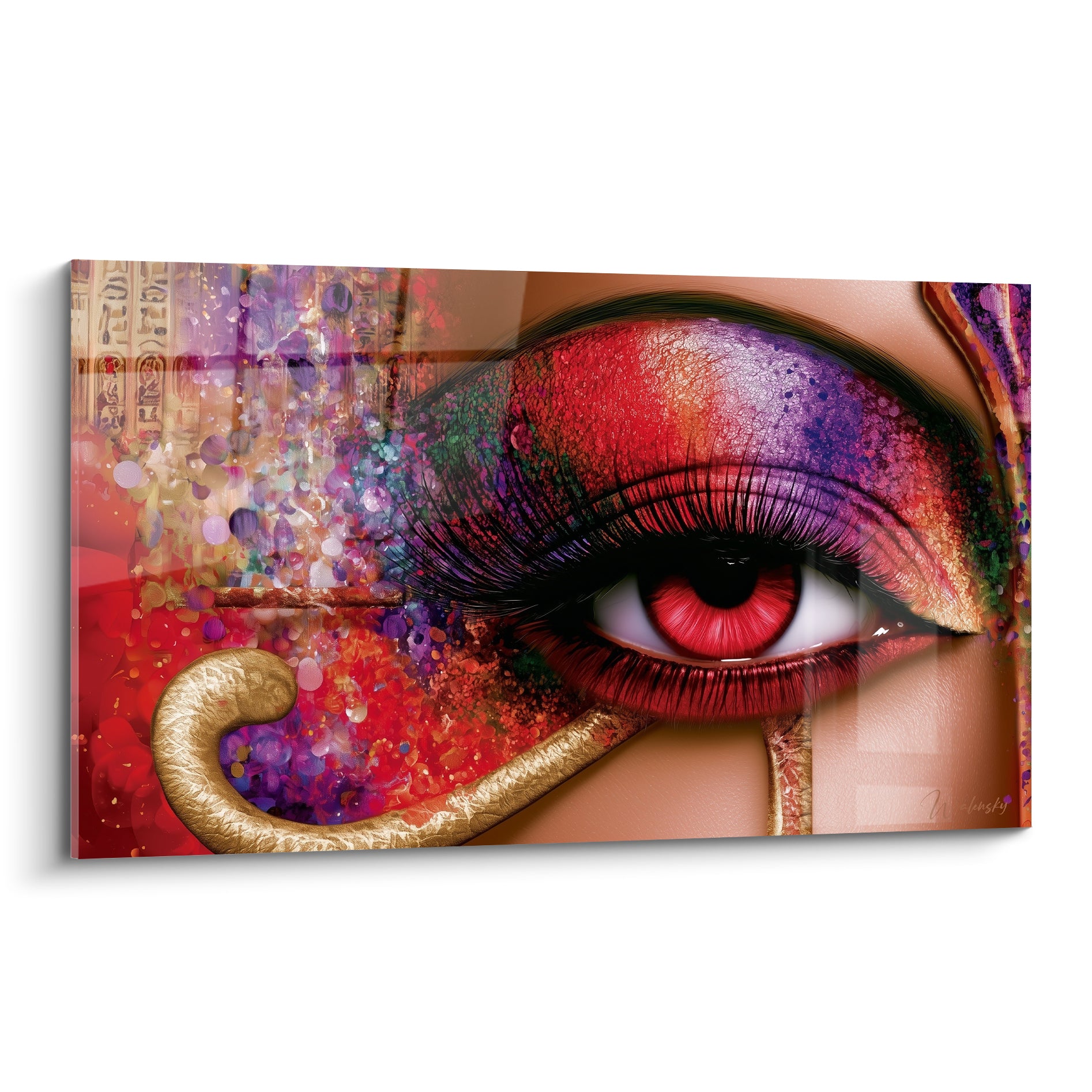 Œil d'Horus au maquillage rouge et violet, volute dorée et hiéroglyphes en arrière-plan