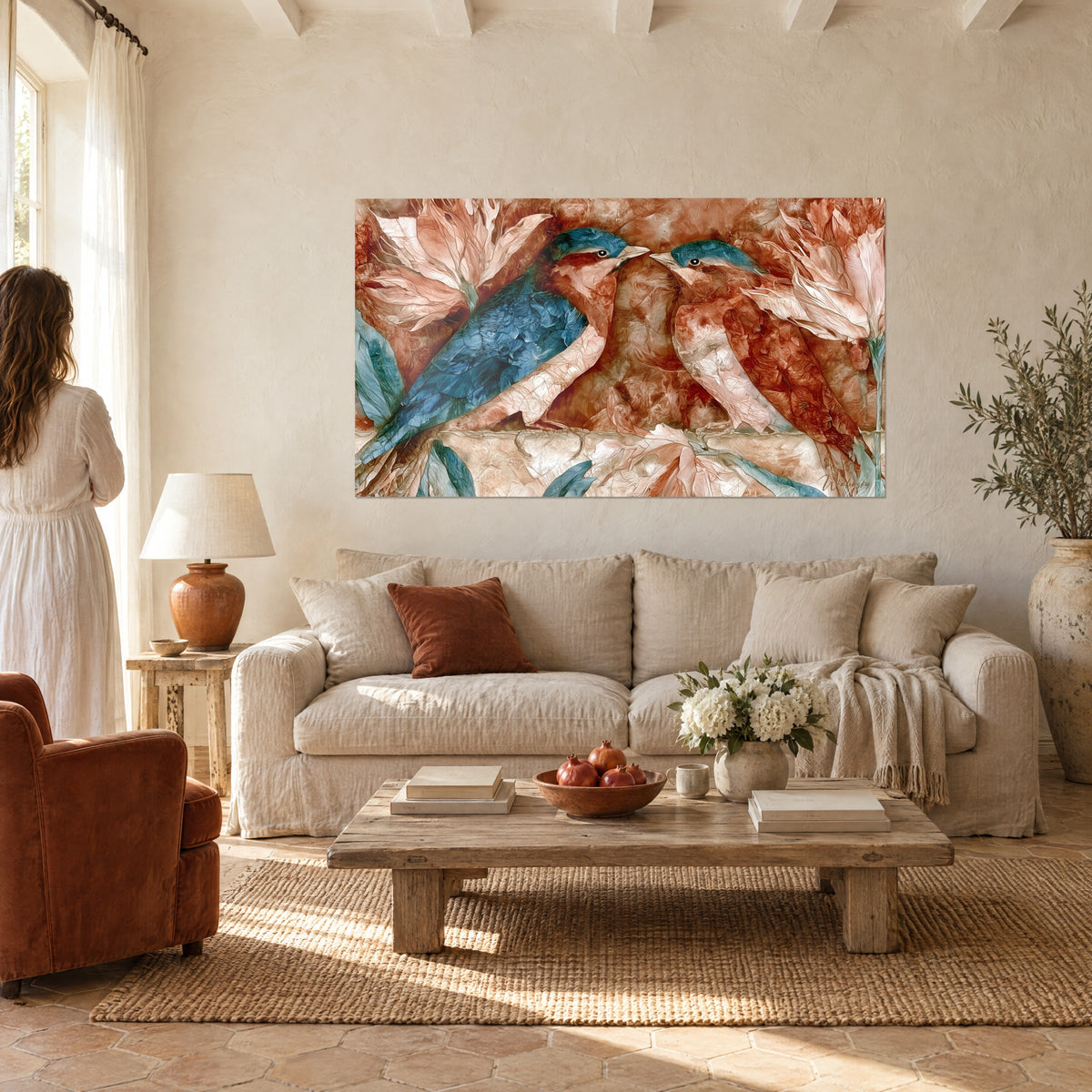 Tableau hirondelles bleu azur et brique face à face, bec effilé, pétales rosés, au-dessus d'un canapé dans un salon lumineux