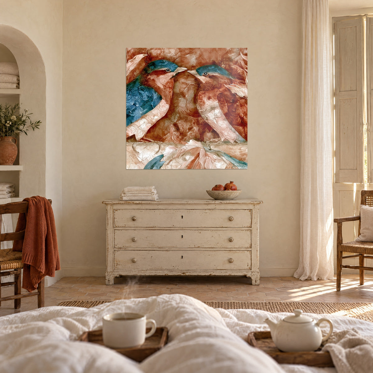 Tableau couple d'oiseaux perchés, plumes bleu acier et roses froissées sur fond rouille, au-dessus d'un lit dans une chambre claire