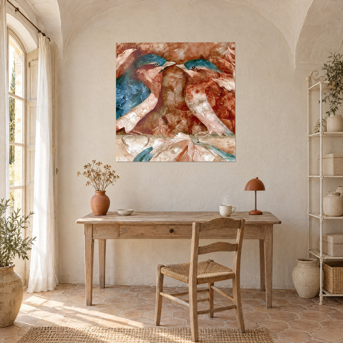 Tableau paire de martins-pêcheurs stylisés, tête bleu-vert et plumage crème cuivré, mur blanc, bureau en bois clair provençal