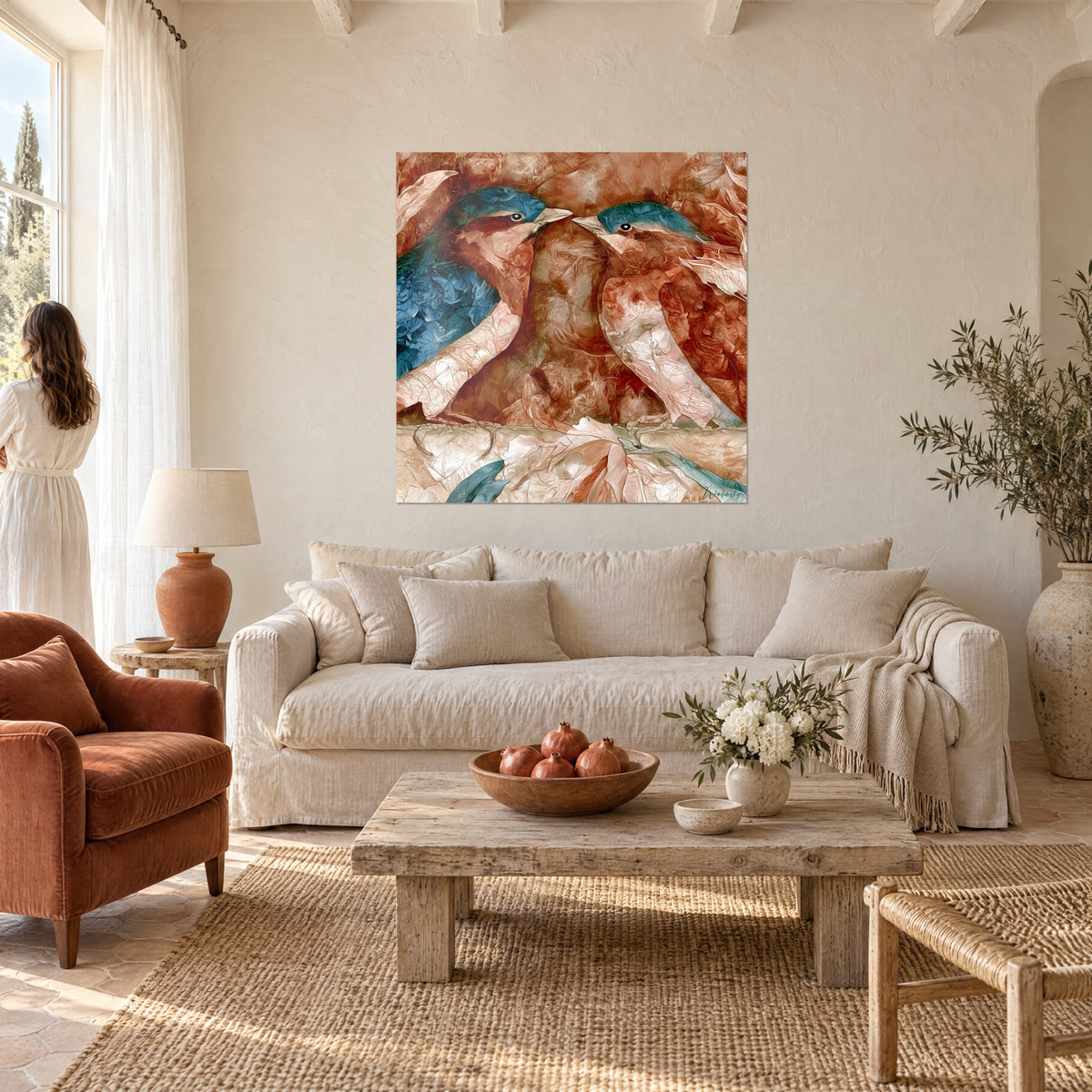 Tableau deux oiseaux bec contre bec, plumage bleu turquoise et terracotta, craquelures de papier froissé, au-dessus d'un canapé dans un salon lumineux