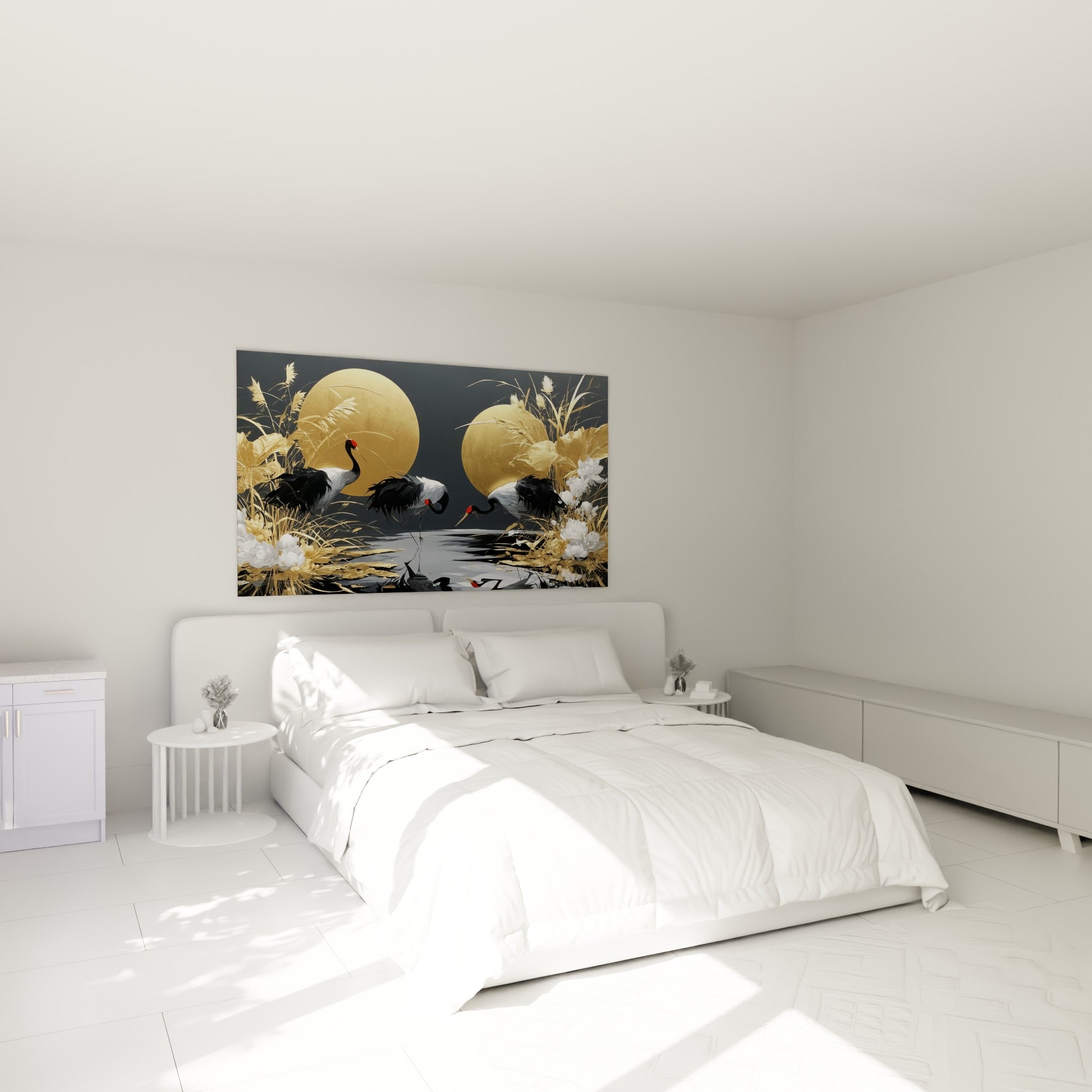 Oiseaux blancs et noirs au bec rouge, fond doré, accrochés au-dessus d'un lit dans une chambre claire