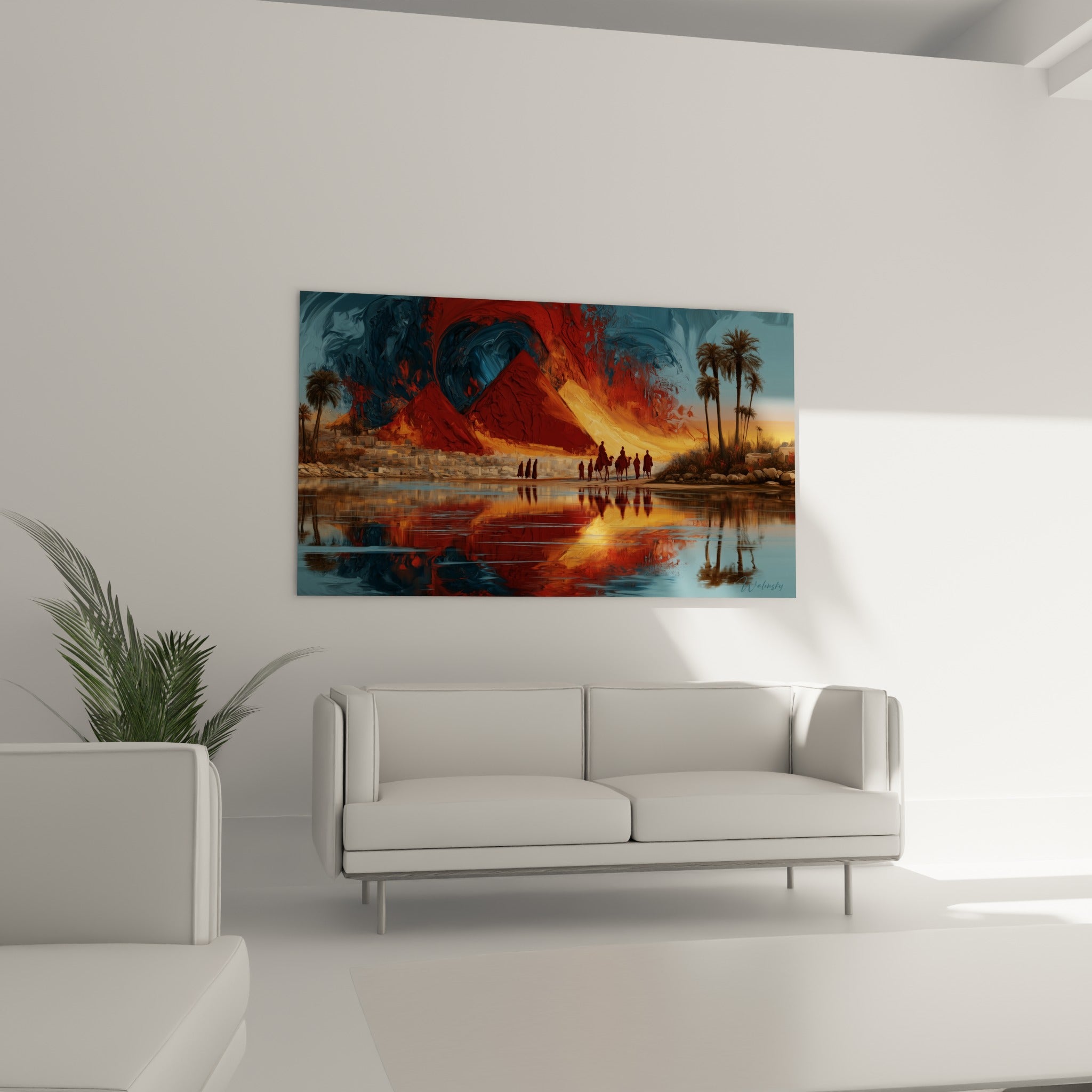Palmiers sombres et pyramides rouge feu sur fond bleu profond, au-dessus d'un canapé dans un salon lumineux