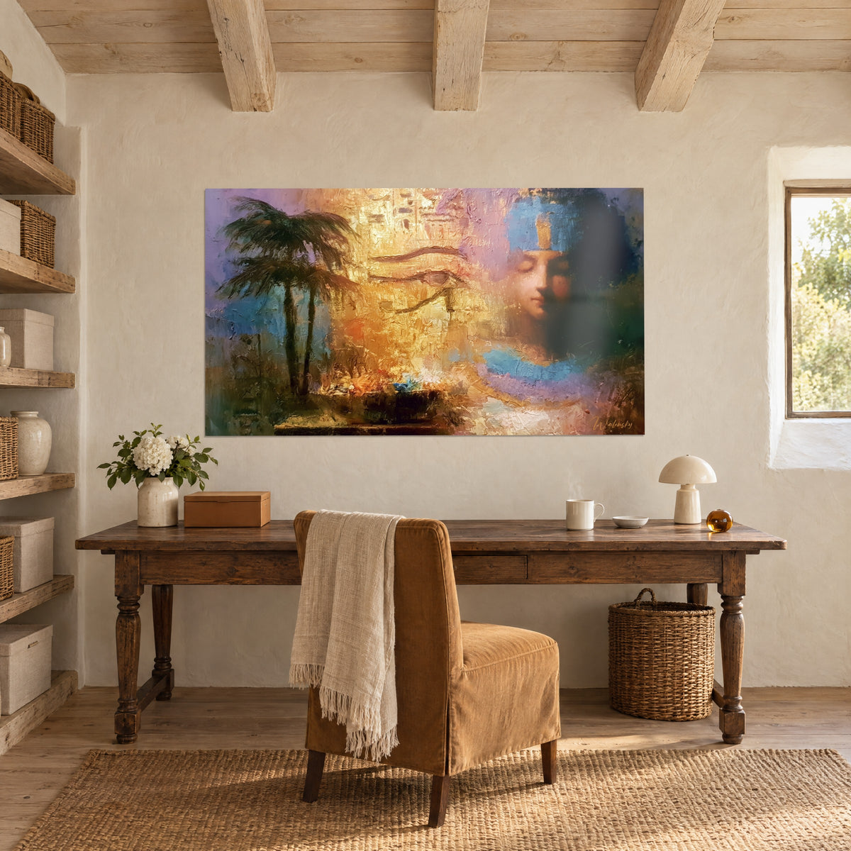 Quadro regina egizia sognante con collana turchese, impasti d'oro e viola, palme in ombra, sopra una scrivania in legno