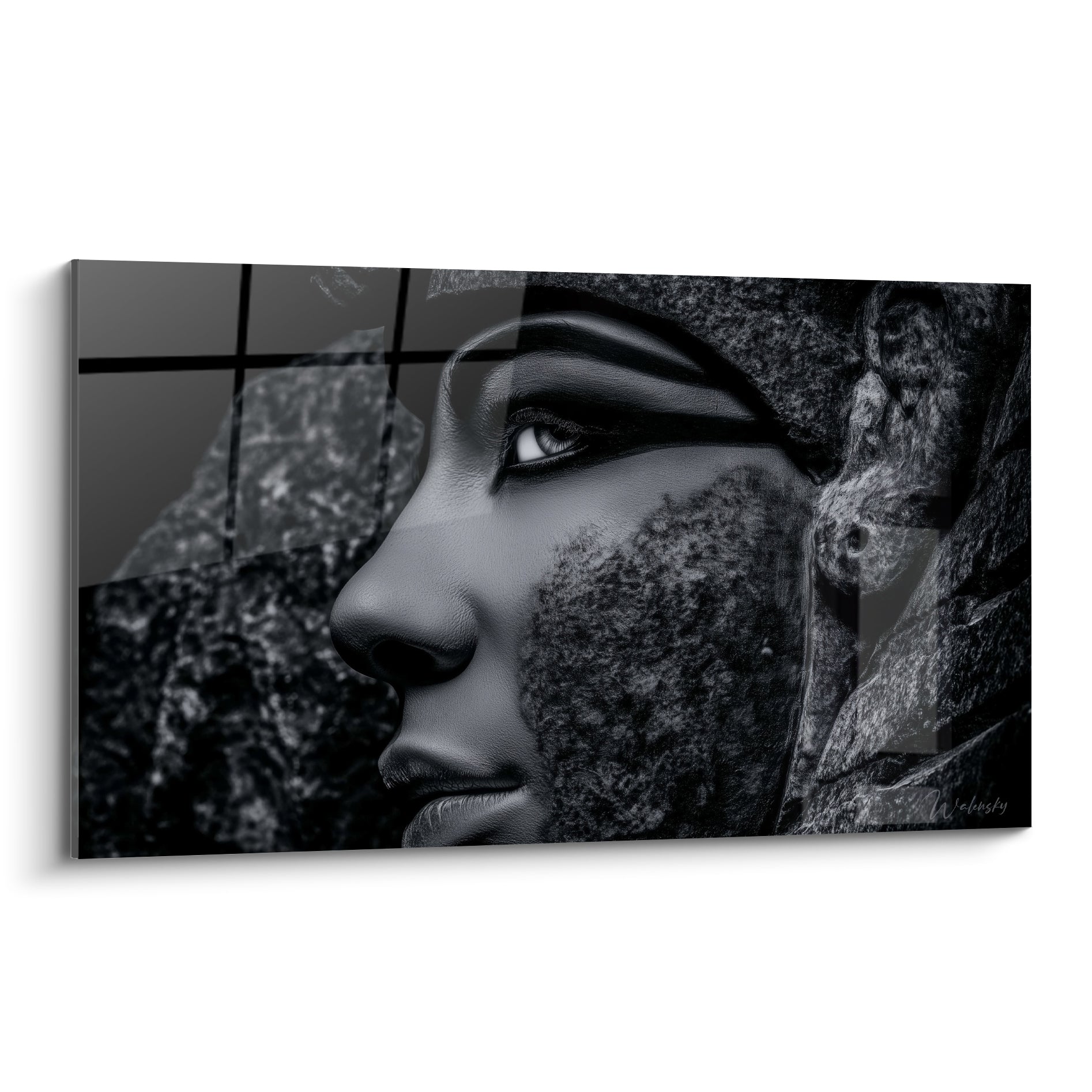 Profil de pharaon en pierre anthracite et gris, regard fixe et texture minérale sculptée