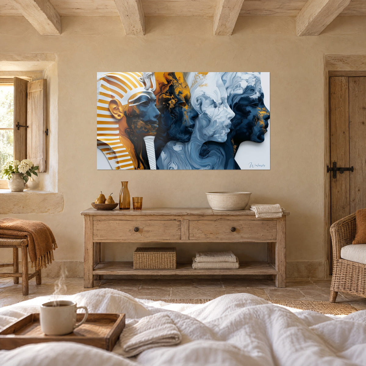 Schilderij koninklijke hoofdtooi met saffraangele en ivoorkleurige strepen, staalblauw gemarmerde profielen, boven een bed in een lichte slaapkamer