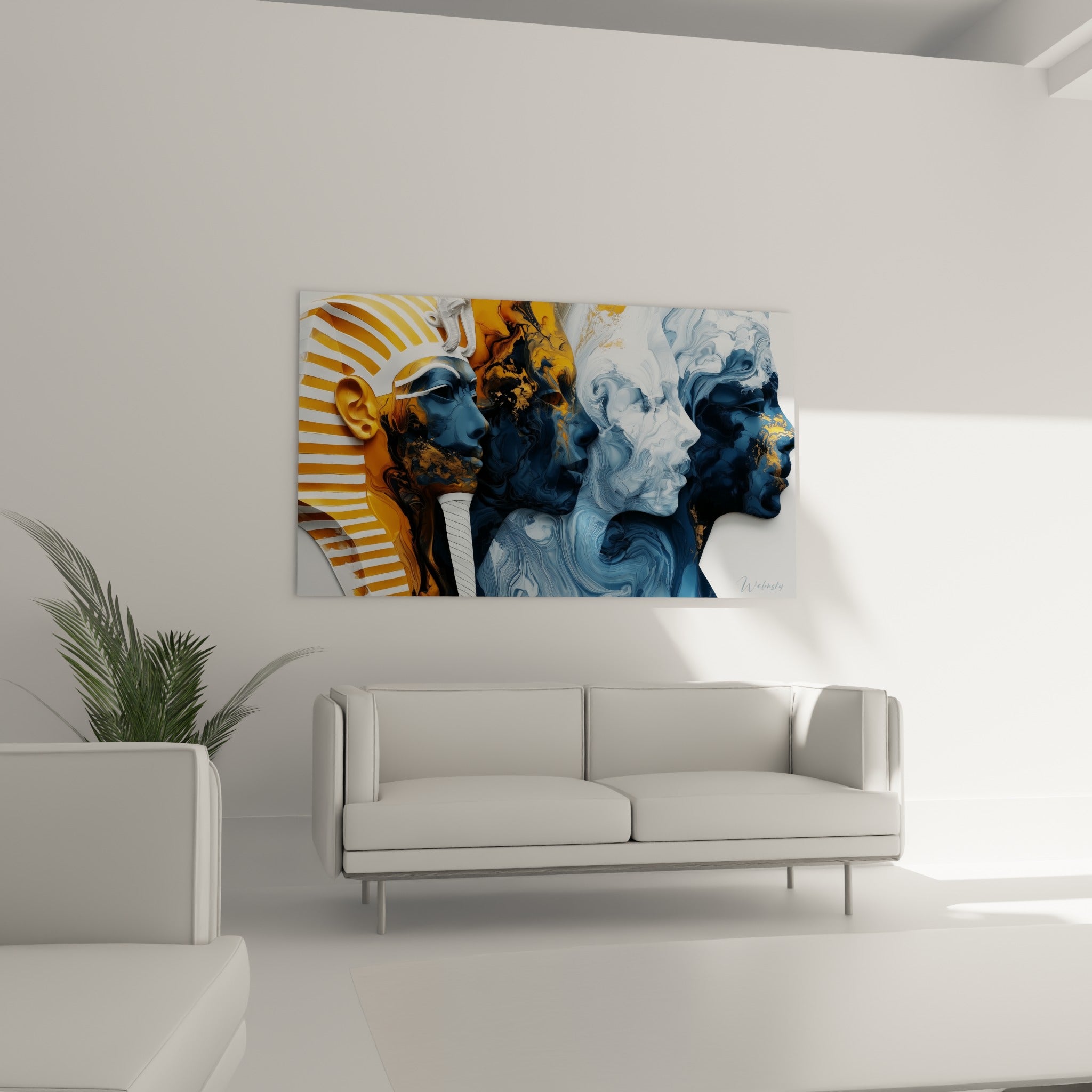 Masque doré et marbrures bleu marine du tableau égypte pharaon au-dessus d'un canapé dans un salon lumineux