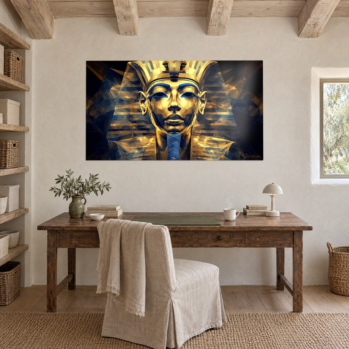 Tableau sarcophage doré en facettes, uraeus au front, coiffe rayée or et indigo, accroché au-dessus d'un bureau en bois brut