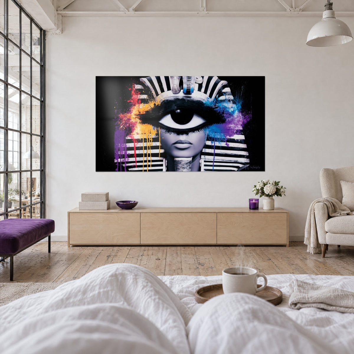 Cuadro rey egipcio con ojo de cíclope, nemes rayado en blanco y negro, salpicaduras rojas y violetas, sobre una cama en un dormitorio luminoso