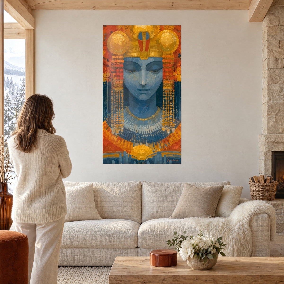 Gemälde Pharaonin mit blauem Gesicht, goldener Kopfbedeckung und orangefarbenen Perlen, eine Frau von hinten, über einem Sofa in einem hellen Wohnzimmer