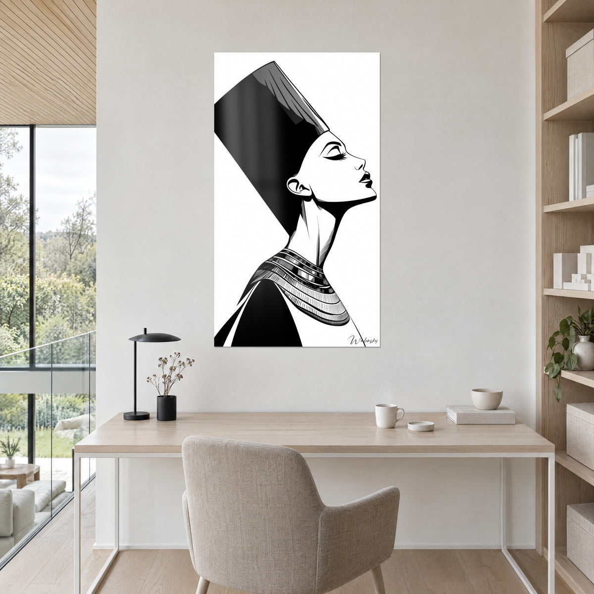 Schilderij Egyptisch koninklijk profiel, hoge kroon in diep zwart op witte achtergrond, crèmekleurige muur boven een bureau van licht hout, olijfboom