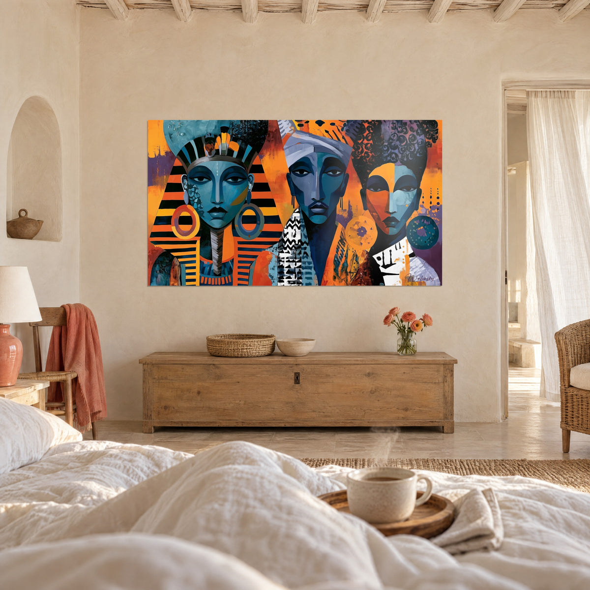 Schilderij met Egyptische portretten in vlakke blauwe en oranje tinten, zwart-gouden gestreepte nemes, boven een bed in een lichte slaapkamer
