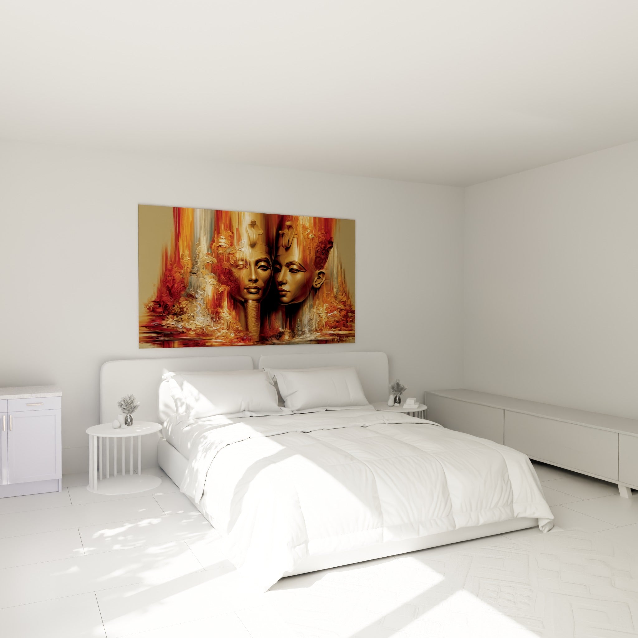 Profils égyptiens dorés et terracotta accrochés au-dessus d'un lit dans une chambre claire