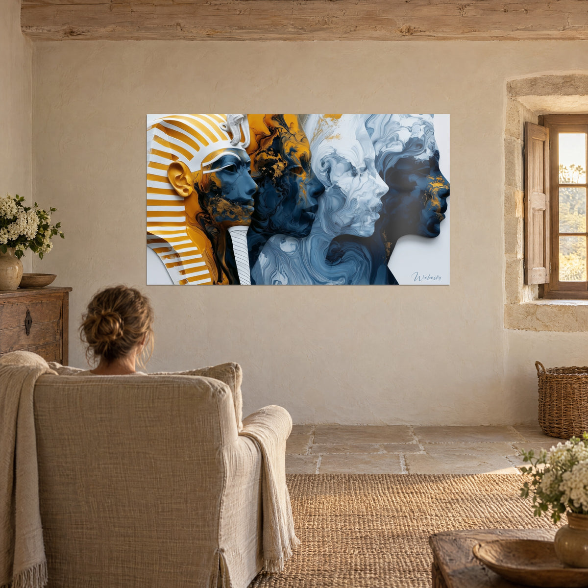 Schilderij opeenvolging van farao's met koningsblauwe en gouden aders, vloeiende tekening, een persoon met de rug naar de kijker in een beige stenen fauteuil