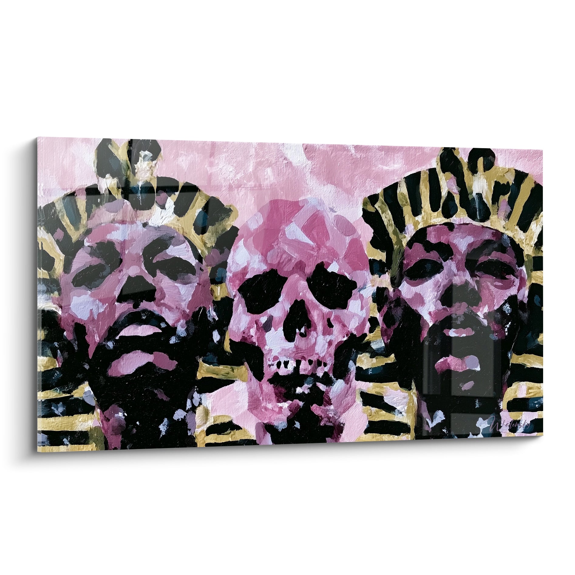 Pharaons roses encadrent un crâne doré et noir, touches picturales expressives sur fond rosé