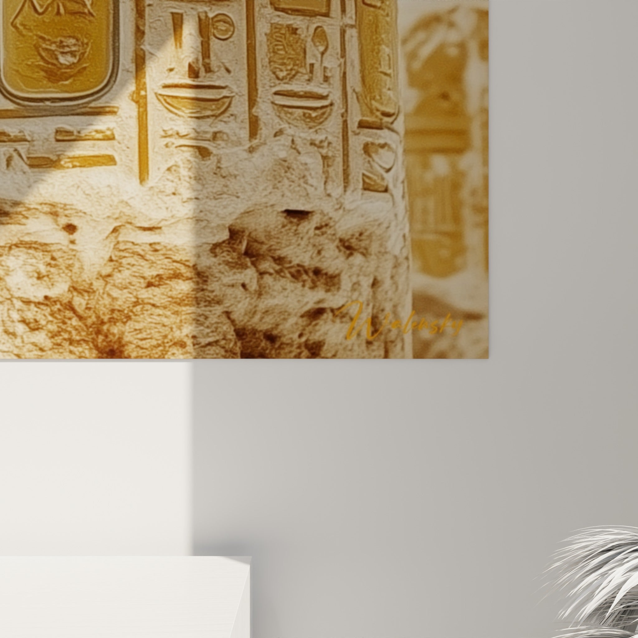 Grain de la pierre calcaire et reliefs dorés d'une colonne égyptienne, texture et coulures visibles de près