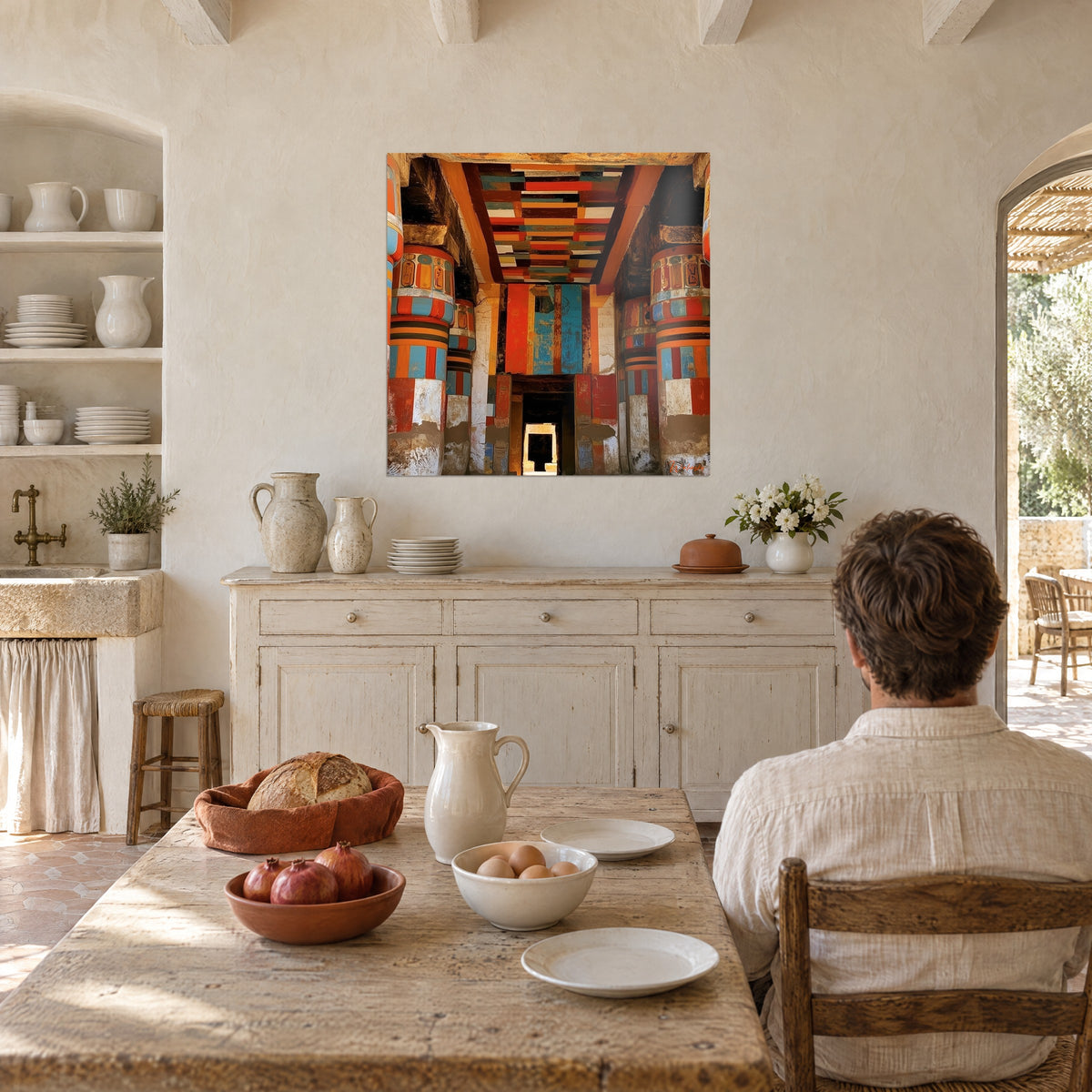 Tableau salle hypostyle aux colonnes rouge brique et turquoise, porte baignée de lumière, repas dans une cuisine provençale