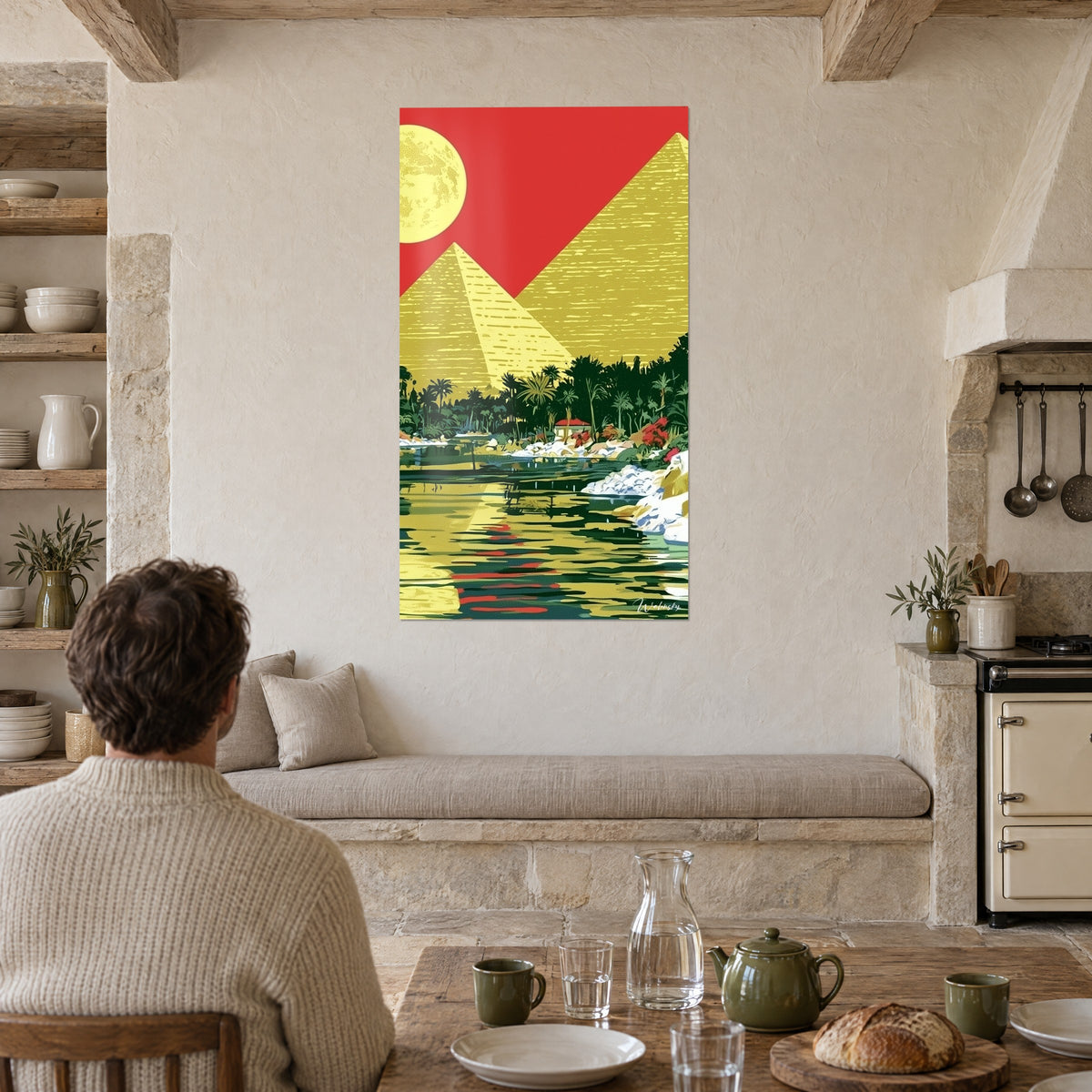 Quadro paesaggio fluviale egiziano, piramidi dorate, palme verde scuro, tetto rosso, due persone di spalle vicino a un tavolo da cucina
