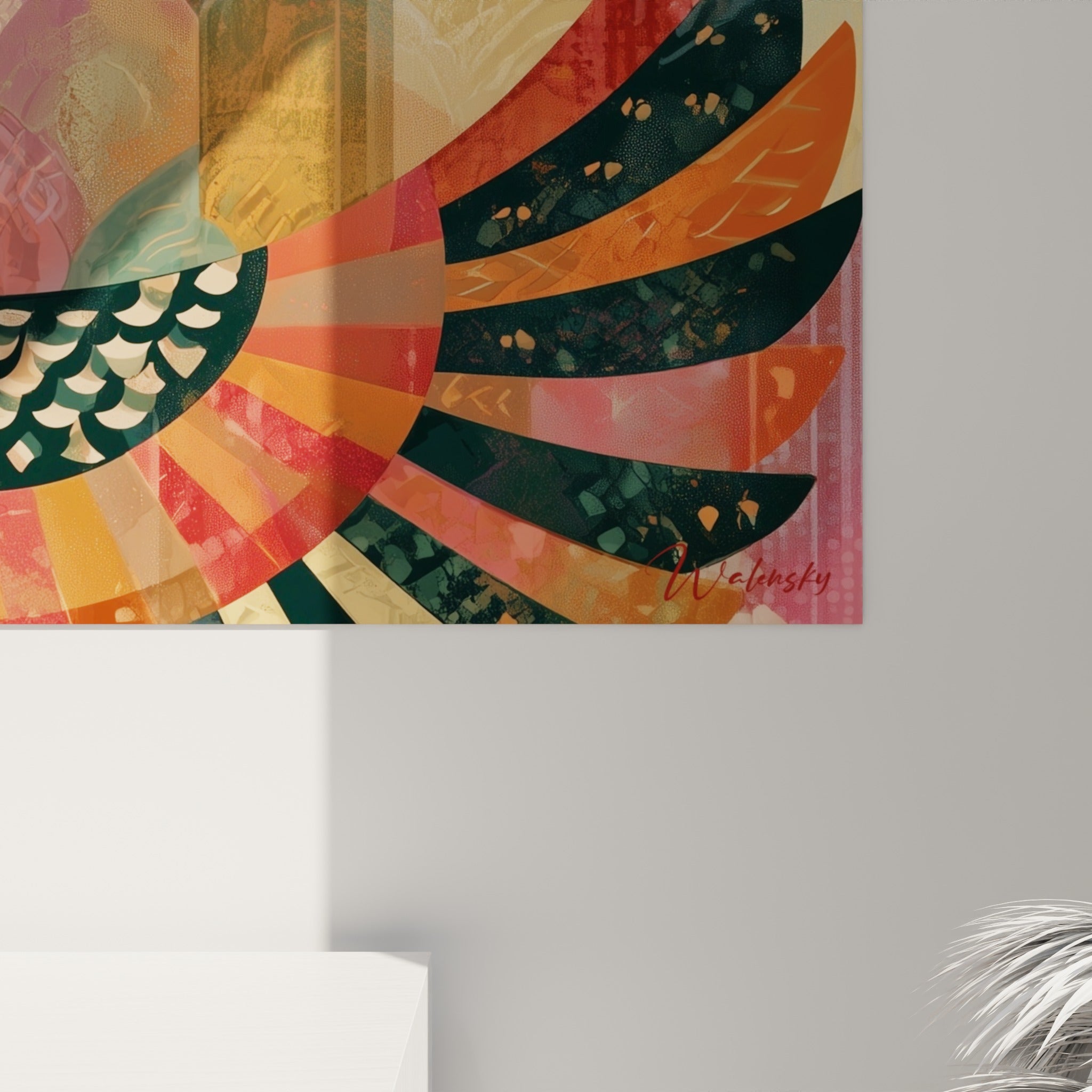 Détail des plumes graphiques terracotta et dorées du faucon égyptien, textures et motifs superposés visibles de près